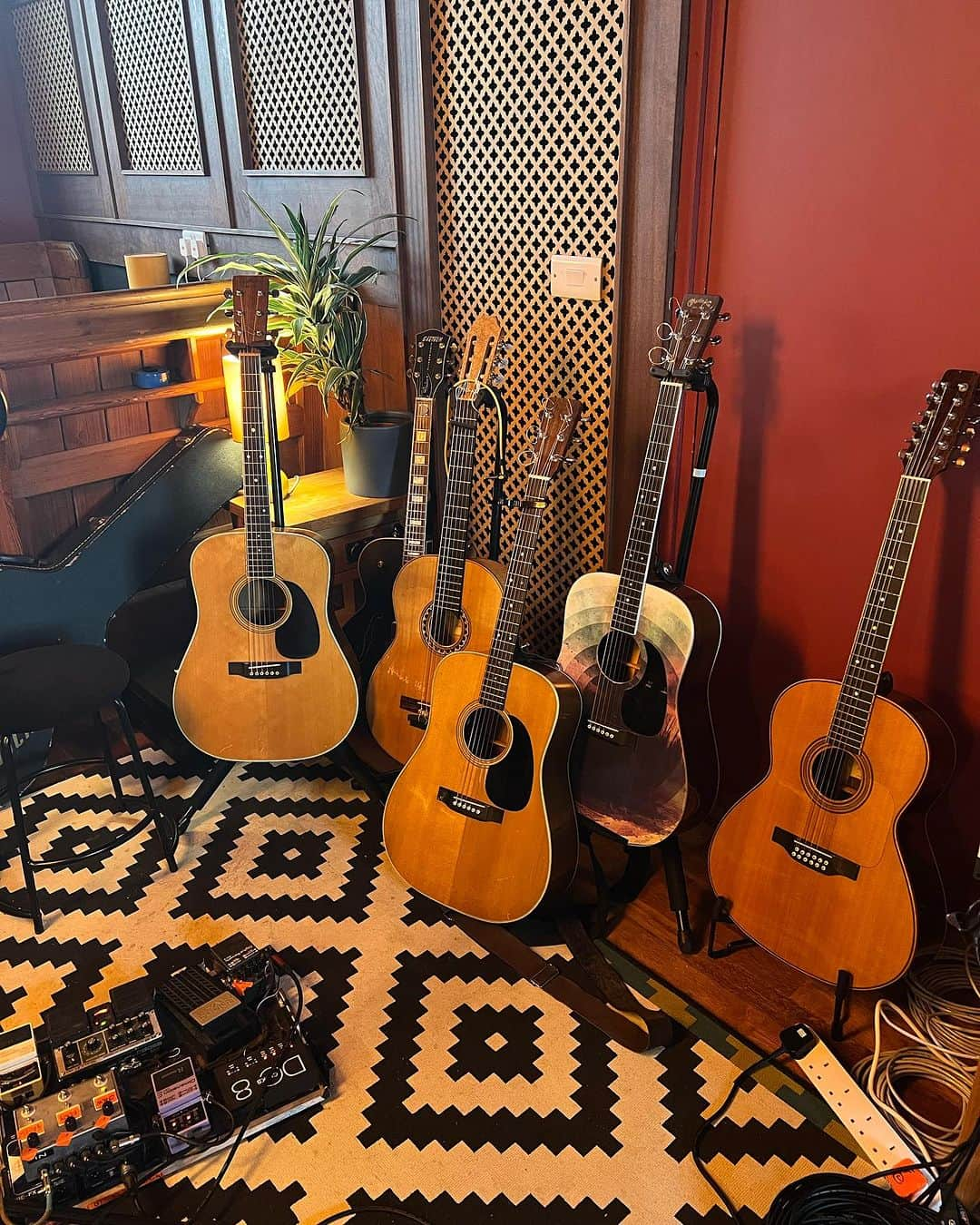 フィンクのインスタグラム：「Day 1 - already looking like a guitar shop in here ….  #zennorsounds」