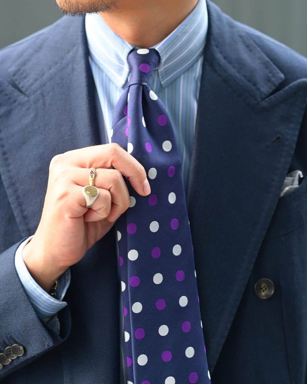 Shuhei Nishiguchiさんのインスタグラム写真 - (Shuhei NishiguchiInstagram)「"Tie my tie and brace myself."⬅︎⬅︎⬅︎swipe left ネクタイ締めて、気を引き締めて。 涼しくなりネクタイを締めるのが楽しくて仕方ないと感じた週初め。  Tap for Brands ・ ITEM Suit： @alfonso.sirica  Shirt： arnys 80's Tie： @seaward_and_stearn  Pocket square ： @maison_breuer_official  Shoes： @crockettandjones_official  Watch： @cartier 70's  ・ #beamsf #suitstyle #classicmenswear #gentlemen #follow #influence #bestoftheday #vintagewear #spezzatura #outfitmen #pr」10月2日 23時50分 - shuhei_nishiguchi