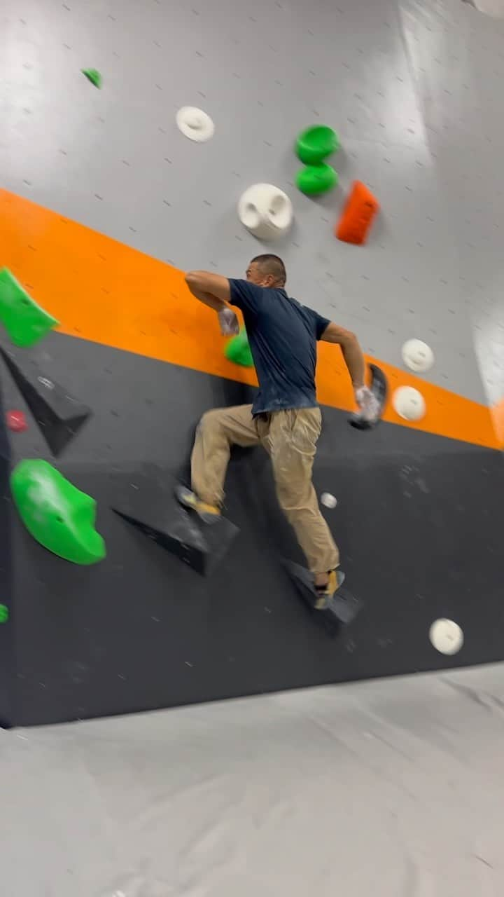 平山ユージのインスタグラム：「Finally we start to set some boulder problem at our new branches✨✨😆👍👍  Today we set day @basecamp_higashimurayama   And this is one of my boulder problem should be around V5/1Q volume and holds are @bluepillclimbing  Thanks @mn1516 to gave me a tips because of tips I send this attempt 😆🎉🎉👍👍  You can climb those boulder problems in 2 more days 🙌🙌  ついに、新しくオープンする店でいくつかのボルダー課題を設定し始めた✨✨😆👍👍 今日は初日、 @basecamp_higashimurayama でセット💪🏼💪🏼  そして、これは自分のボルダーの問題の 1 つで、ボリュームは V5/1Q あたりになるはず‼️ホールドは @bluepillclimbing 💙 @mn1516 がヒントをくれ、そのおかげで自分はこのトライで完登できた🎉🎉👍👍  さあー、らあと 2 日でこれらボルダー課題を登ることができますよ🙌🙌  Film @mn1516  Holds @bluepillclimbing  Set by me Gym @basecamp_higashimurayama   #アイーン #東村山　#いっちょめいっちょめわーお #ベースキャンプ東村山　#10月5日 #リニューアルオープン　#neverstopexploring #tnfathletes #tnfjp #ザノースフェイス」