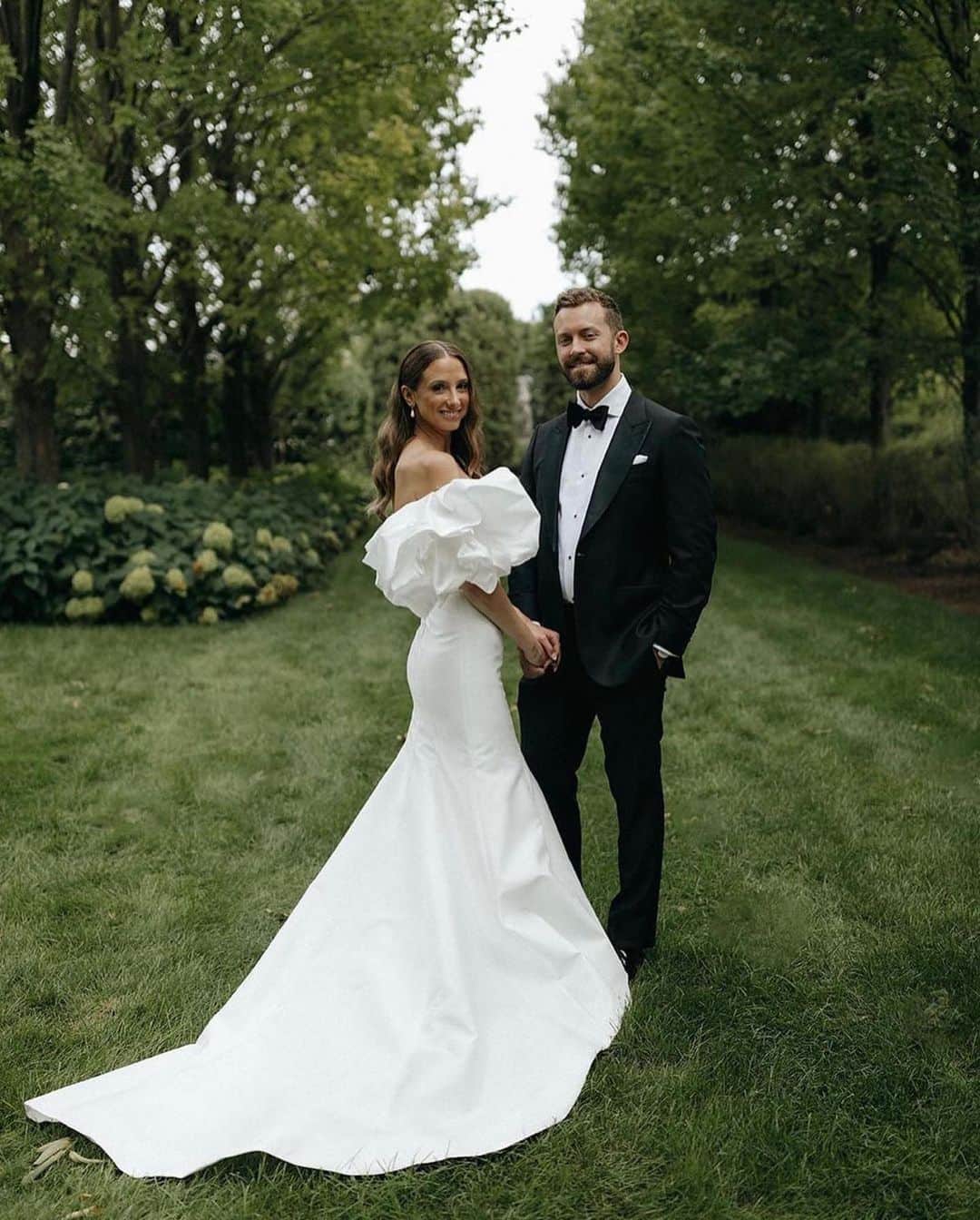Monique Lhuillierのインスタグラム：「Caught in a moment 🤍🍃 #moniquelhuillier #mlbride」