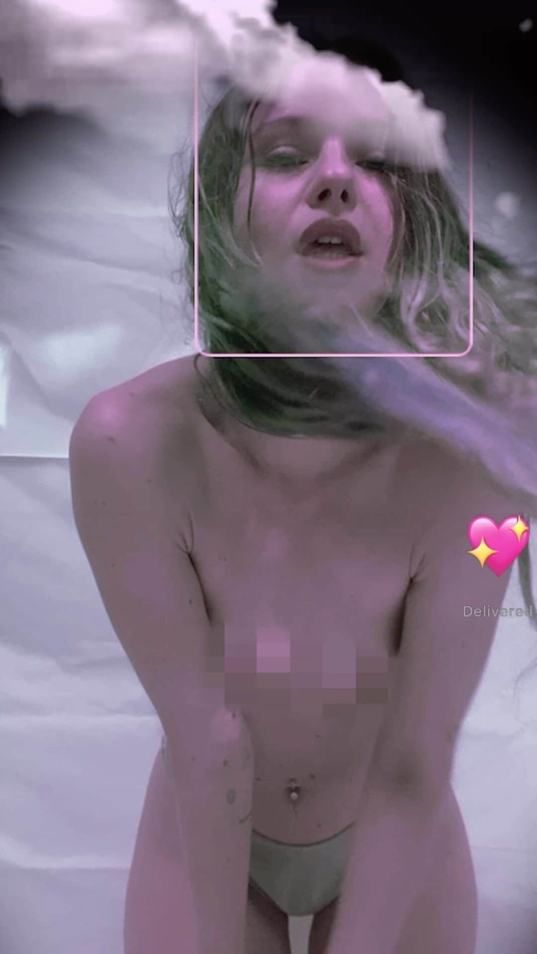 アルヴィダ・バイストロムのインスタグラム：「Made a little lyrics video for siren eyes just cus I wanted to upload the version with more stings. @walterberge and @frdrkgrn for the production and the strings  I wrote this song a couple years back when I had the urge to jump straight into a relationship with a woman that both felt like absolute bliss as well as total destruction. I’ve had a tendency to jump into the first period of relationships full force without stopping up to evaluate what’s really going on. I rendered these feelings through the sirens in the Odyssey, how Odysseus wanted to get close to the sirens, get close to their heavenly voices but without the risk of crashing the ship. Kind of how one can wish to get into a relationship and only keep all the good parts and skip the hurt. But it’s just not possible 💔❤️❤️‍🔥」
