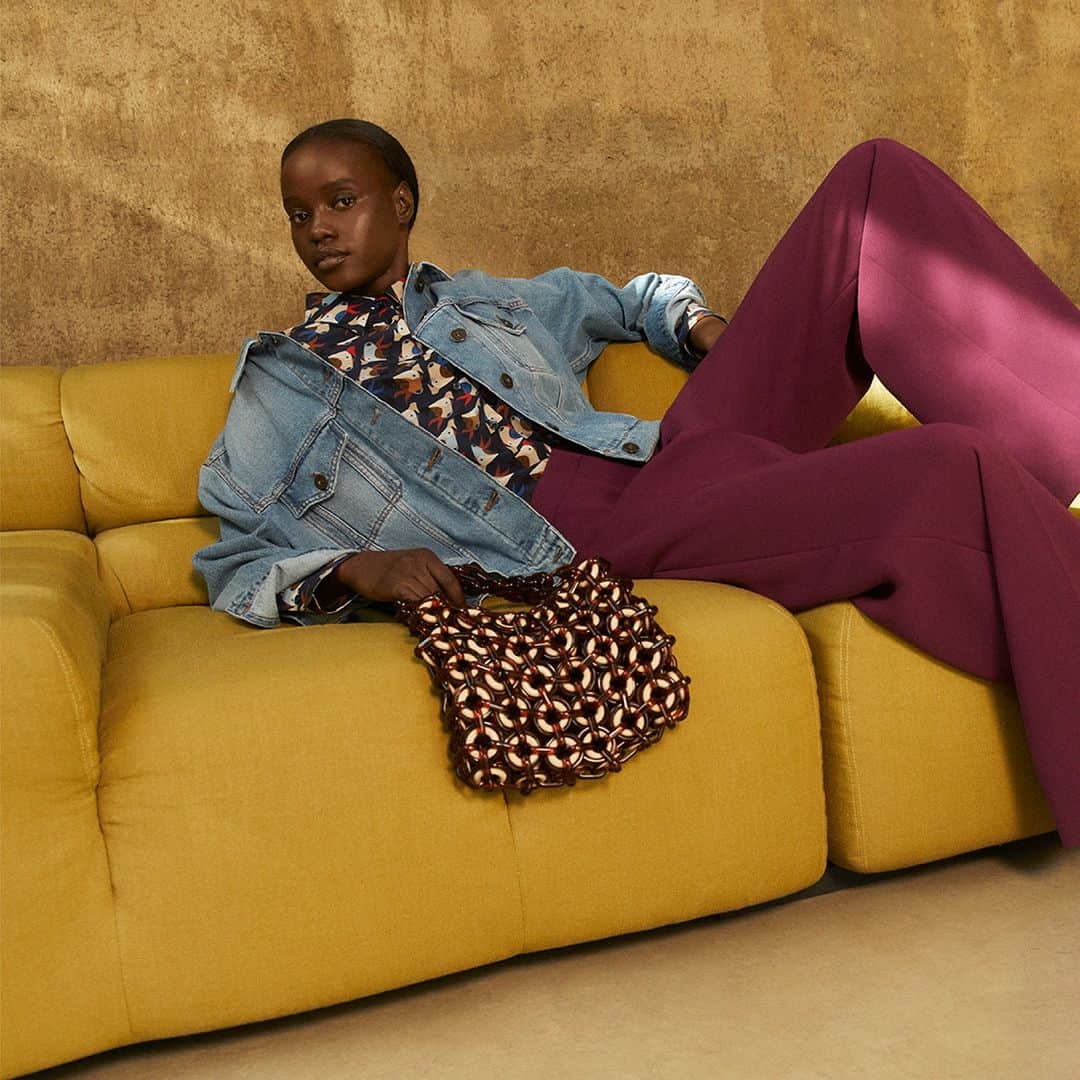 のインスタグラム：「Hues and contours that blend Weekend Max Mara latest fall-winter collection with the elegance and sophistication of the Tufty-Time sofa.  @weekendmaxmara @patricia_urquiola  #bebitalia #design #WeekendMaxMara」