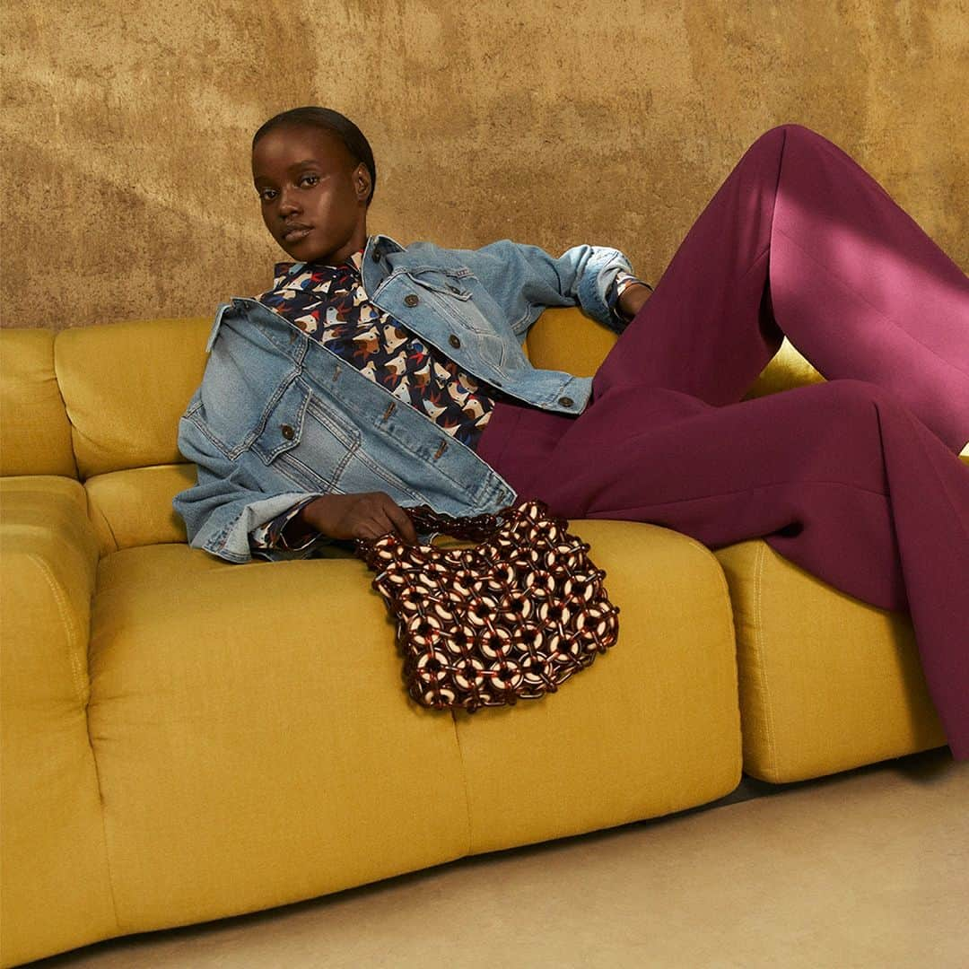 B&B Italiaさんのインスタグラム写真 - (B&B ItaliaInstagram)「Hues and contours that blend Weekend Max Mara latest fall-winter collection with the elegance and sophistication of the Tufty-Time sofa.  @weekendmaxmara @patricia_urquiola  #bebitalia #design #WeekendMaxMara」10月3日 0時00分 - bebitalia