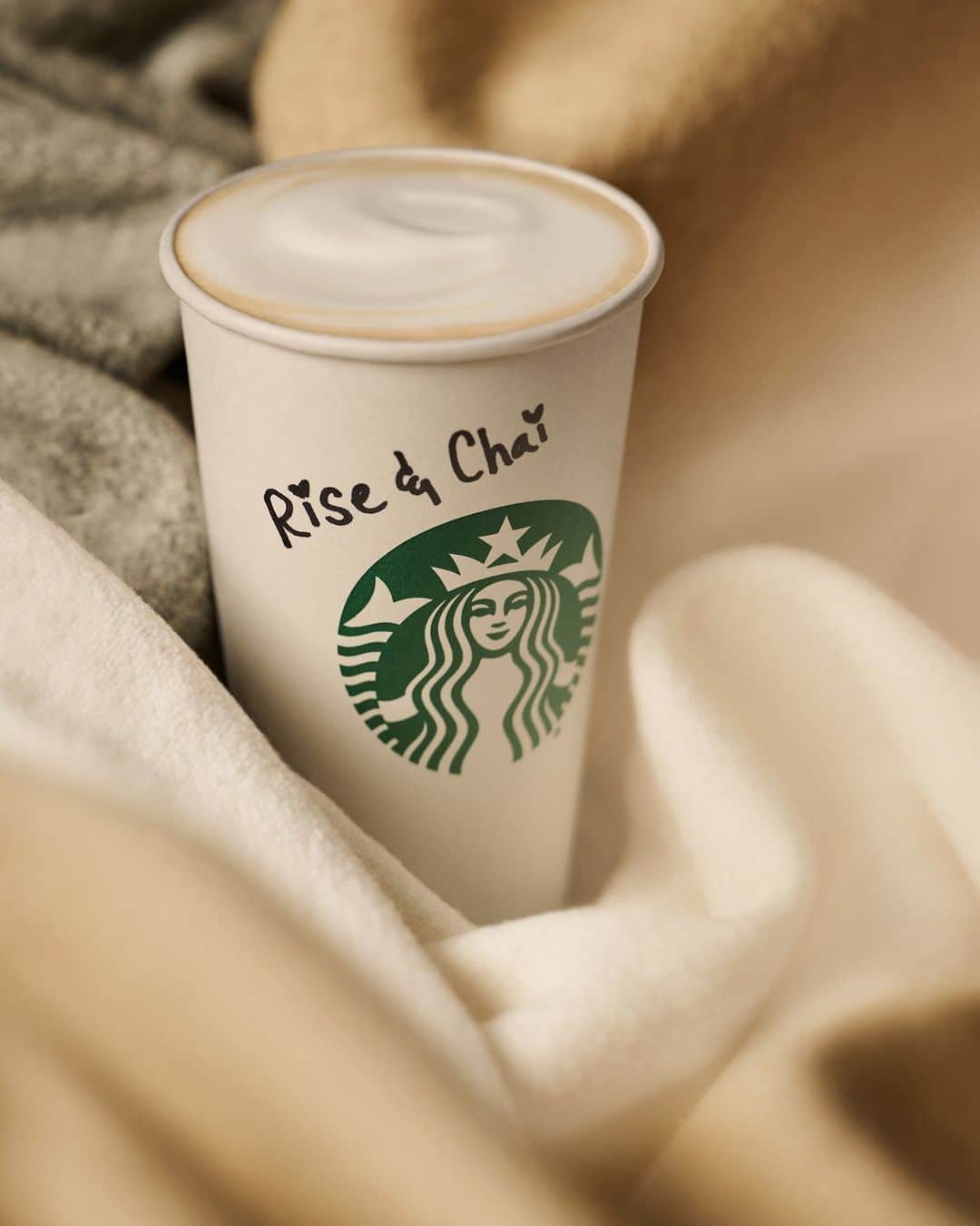Starbucksさんのインスタグラム写真 - (StarbucksInstagram)「Cozy in a cup. 🤍 Chai Tea Latte」10月3日 0時00分 - starbucks