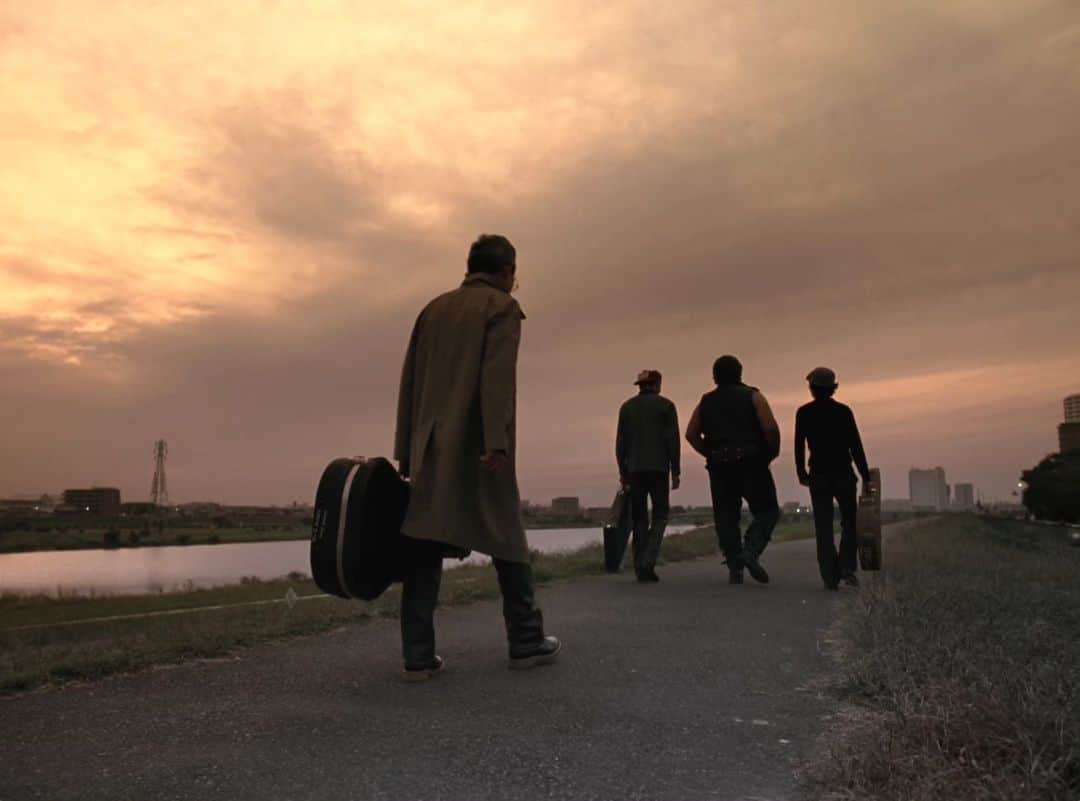 Mr.Childrenのインスタグラム：「Mr.Children 「Fifty's map ～おとなの地図」MV  https://youtu.be/AJefRdTWcYM  #missyou #mrchildren」