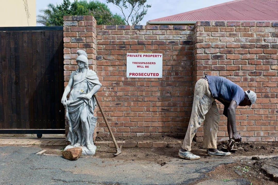 Magnum Photosのインスタグラム：「Magnum Gallery in London presents Ukuzilanda, Homegoing, a conversation between the works of South African photographers Ernest Cole, @mikhaelsubotzky and @lindokuhle.sobekwa, opening at @cromwellplace tomorrow, October 3, and showing until October 15 🇿🇦⁠ ⁠ The Xhosa word “ukuzilanda” describes the act of connecting to oneself, specifically to one’s past. In South Africa, where legacies of colonization, slavery, indentured labor and racial segregation intersect, notions of self, identity and home are often fraught with uncertainty. ⁠ ⁠ Cole, Subotzky and Sobekwa's experience of ukuzilanda manifests itself in distinct yet inseparable ways. Through an interrogation of the systems of work, and their twin burdens of migration and displacement, their work lays bare the systemic uprooting which continues to be at the core of South African life. In such a landscape, to find oneself – to find home – is an enduring project. ⁠ ⁠ 🔗 Tap the link in the @magnumphotos bio to reserve your free entry. ⁠ ⁠ All works on show are available to acquire. For any print enquiries, please contact our gallery team at londongallery@magnumphotos.com⁠ ⁠ PHOTOS (left to right): ⁠ ⁠ (1) "Trespassers will be prosecuted". From the series, Retinal Shift. Fellside. 2010. © @mikhael_subotzky / Magnum Photos⁠ ⁠ (2) My mother at work. 2018. © @lindokuhle.sobekwa / Magnum Photos⁠ ⁠ (3) The Mines. c. 1960s. © Ernest Cole / Magnum Photos」