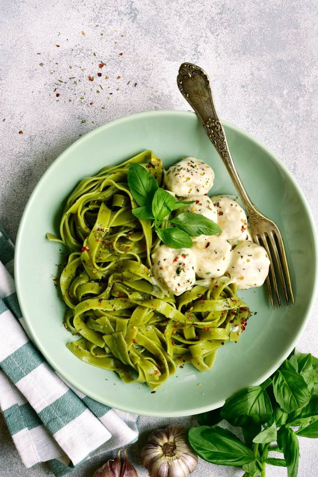 ELLE Germanyのインスタグラム：「So schnell machen Sie sich Ihre eigenen Nudeln aus einer halben Avocado – jetzt im Rezept! ✨  Credit: Getty Images #pasta #recipes #avocado #rezepte」
