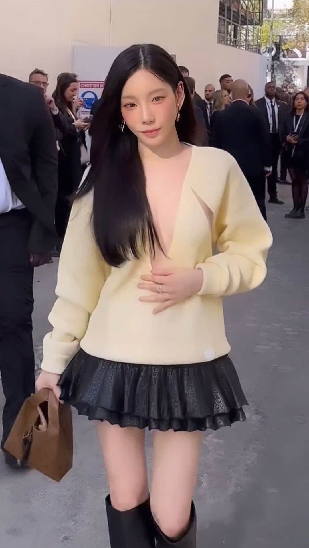 のインスタグラム：「words are not enough to describe her beauty 🫨🫀  @taeyeon_ss  #태연 #TAEYEON #TAEYEONxPFW23 #TAEYEONxLouisVuitton #LVSS24」