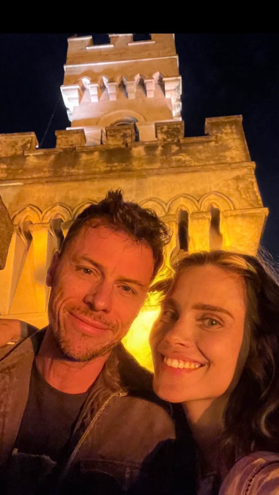 カロライナディークマンのインスタグラム：「a música não casa mas é do disco preferido dele agora  quando toca xande cantando caetano eu penso q estamos num momento sincronizado -nem sempre um casal gosta  da mesma coisa ao mesmo tempo- mas quando isso acontece o encontro fica eternizado  somos tão diferentes q quase estamos parecidos  temos uma vida de memórias compartilhadas antes mesmo de estarmos juntos  temos ainda o tempo q inventamos, as casas, os filhos, as comidas q ele faz e eu como, as viagens, as velas, o sopro,  o vento levando, norteando, a vida se tornando única, o universo abençoando…  esse video é feliz aniversário  mas é também eu te amo.  e vc ta cada dia mais bonito… nam.」