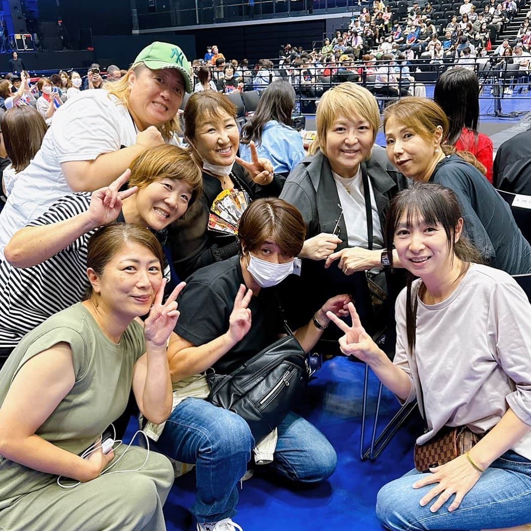 堀田祐美子のインスタグラム：「クラッシュ・ギャルズ40thアニバーサリーイベント　CRUSH GALS 40th Anniversary スペシャルライブ ーTHE TOP－  全日本女子プロレス昭和60年組うのちゃん、みっちゃん、私の3人と平成元年組5人。  皆んな同期は仲が良い。  この日は沢山の先輩、後輩に会えて嬉しかった。  @yumiko_hotta  @t_hearts2020  #堀田祐美子 #yumikohotta  #prowrestling  #プロレス #womansprowrestling  #女子プロレス  #hearts82 #thearts  #クラッシュギャルズ #長与千種 #ライオネス飛鳥 #crushgals40thanniversaryスペシャルライブthetop」