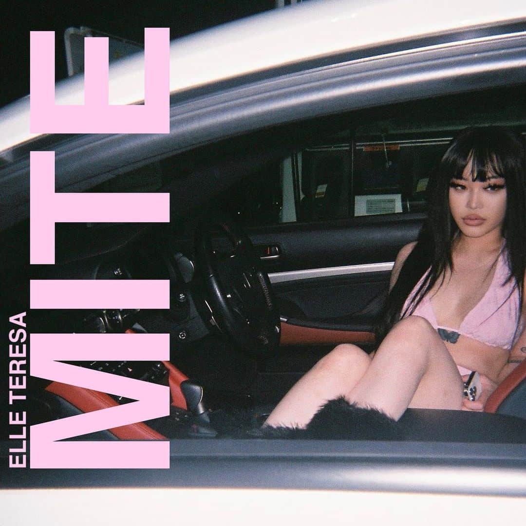 Elle Teresaのインスタグラム：「Last summer song of this year💅❗️ " Mite " out now on all platforms🎀 📸: @jinjake_」