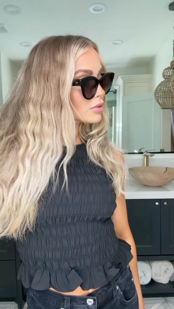 Cara Van Brocklinのインスタグラム：「Sunnies try on ✔️ @krewe https://liketk.it/4k5yh」