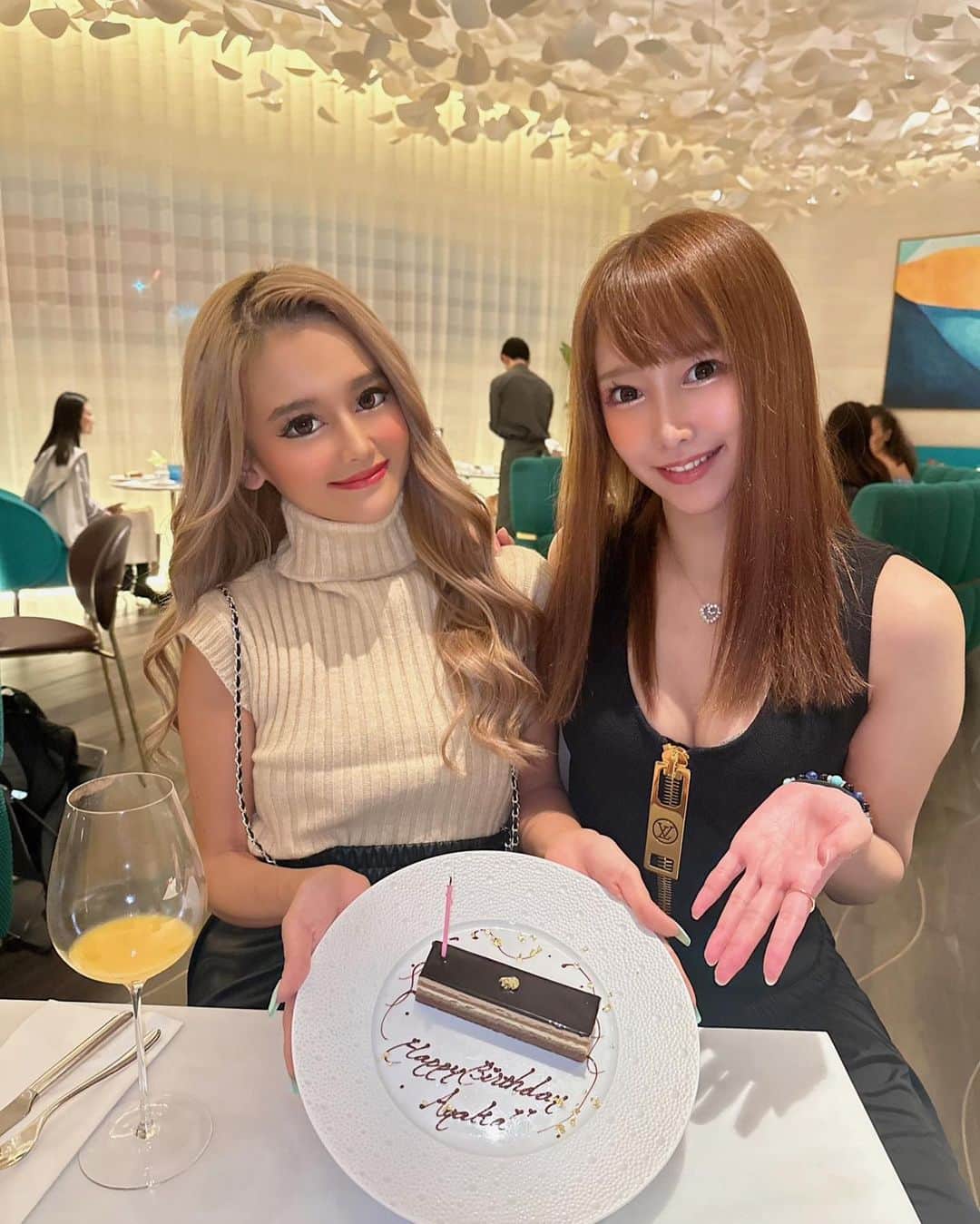 あやかさんのインスタグラム写真 - (あやかInstagram)「#🎂 ちょっと早い 私の誕生日のお祝いで  ゆづきが 誕生日お祝いしてくれたの🥹🥲💕  ヴィトンカフェでお食事からの バースデープレートが出てきて 帰り際にチョコレートまでプレゼントしてくれて...🍫🥲  その後、GINZA SIXに付き合ってって言われて 一緒に向かったら  私に合う口紅やグロスまで 一緒に選んでプレゼントしてくれて  男より男前すぎる🥲❤️  素敵な1日にしてくれてありがとう🤍  プライド持ってお仕事してるところも尊敬してるし、プライベートではのほほ〜んとしてるところも好きだよ🥰🫶  帰った後もこんな嬉しいラインが...♡  これからも仲良しでいてね❤️  （ @yzksora0105 ）  . . #happybirthday#birthday#surprise#louisvuitton #dior#chanel#cafe #誕生日#サプライズ#お祝い#バースデープレート #仲良し#女子会」10月3日 0時10分 - nanan.1250