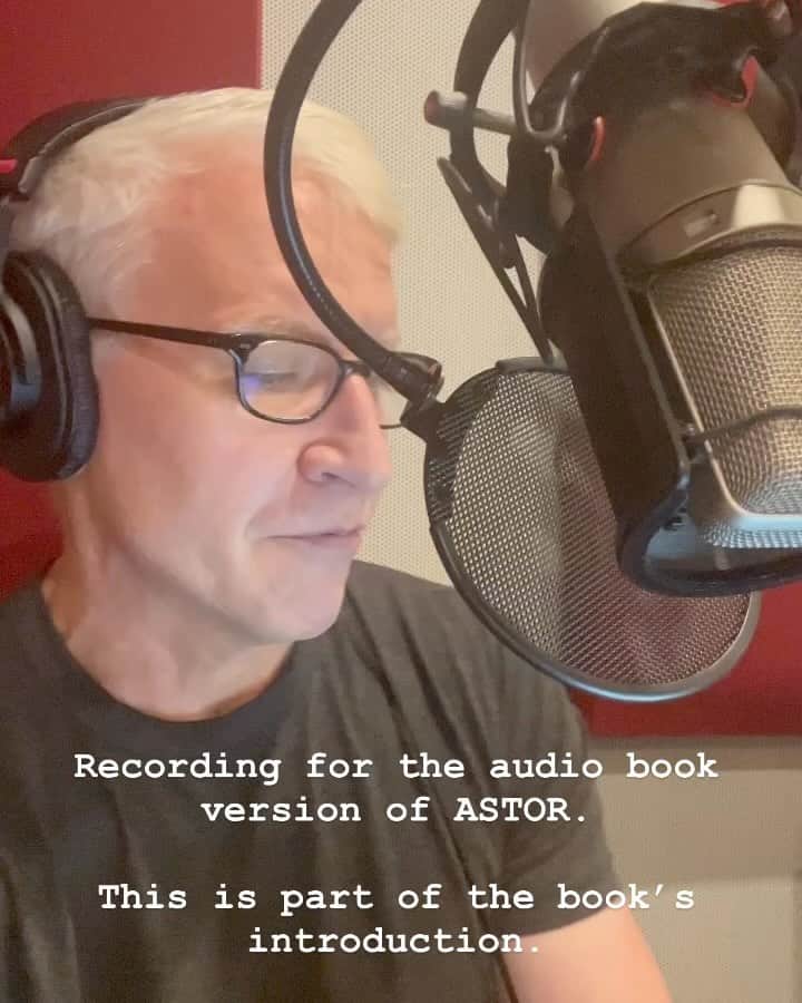 アンダーソン・クーパーのインスタグラム：「I love recording the audio for my books. It usually takes about 24 hours, over three days, and then an extra day for corrections.」