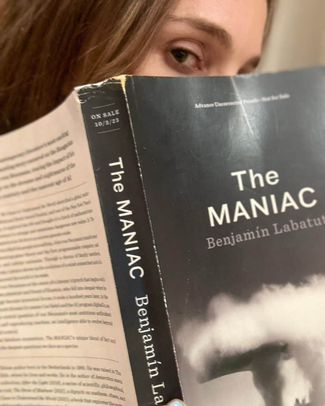 ナタリー・ポートマンのインスタグラム：「Our October pick, The Maniac, centers around John von Neumann, the mathematician behind game theory, the atomic bomb, and a pioneer of AI. A fictionalized biography, Labatut’s novel explores the relationship between madness and reason. I also loved Labatut’s last book, When We Cease to Understand the World, in case you haven’t read it yet! #OctoberBookPick @natsbookclub」