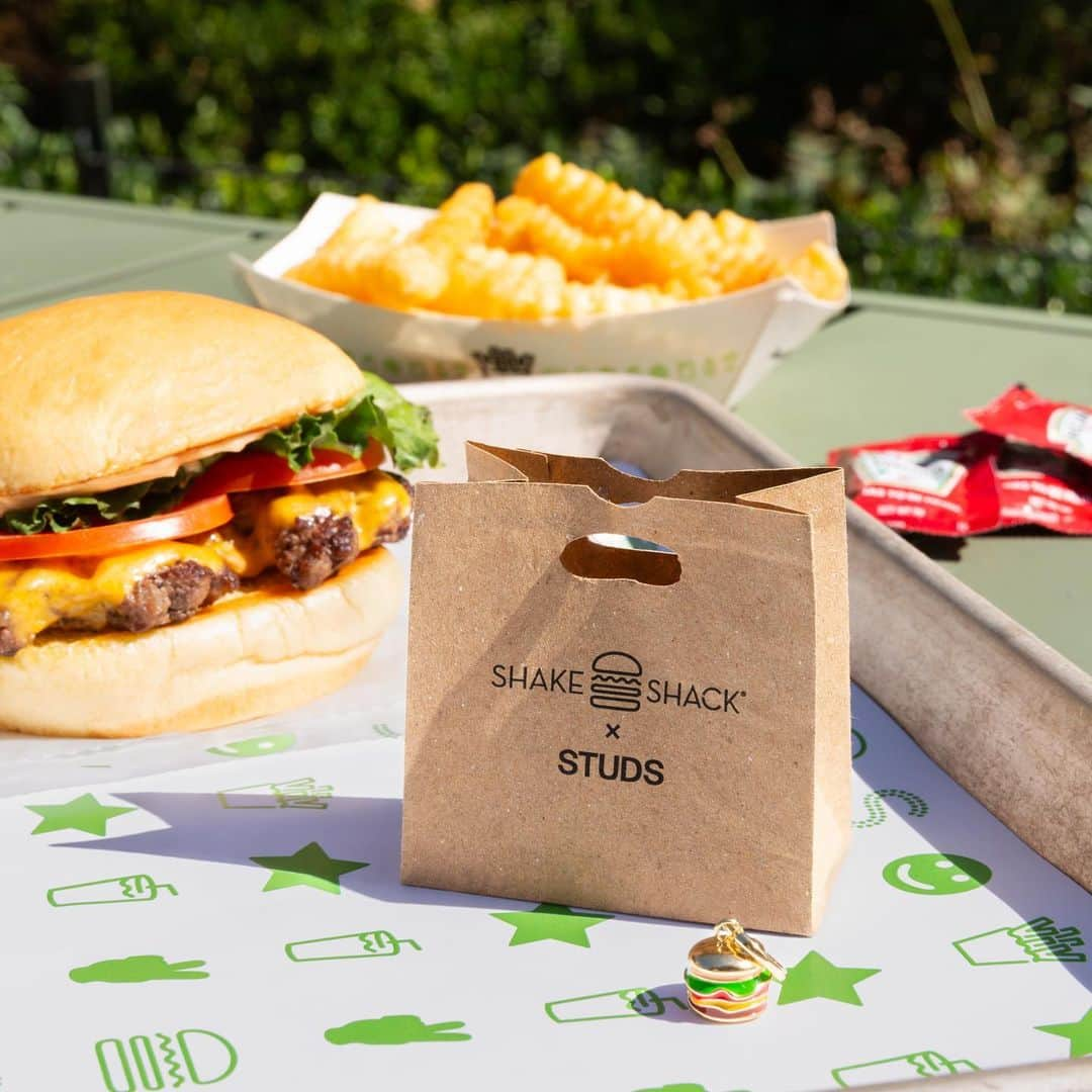 SHAKE SHACKのインスタグラム：「[GIVEAWAY CLOSED. Winners have been notified.]   GIVEAWAY! 🍔 Tell us about it, @studs.   Now’s your chance to win the @shakeshack x @studs Charm Huggie.   That’s right—two lucky winners can score a $500 @STUDS gift card to purchase our limited-edition earring and a $500 digital @shakeshack gift card to keep the ShackBurgers coming.   How to enter:  1. Fill out the form at the link in bio  2. Follow @shakeshack + @studs  3. Like this post  4. Tag a friend you might share your ShackBurger with 💛   Winner will be announced on or around 10/6. NO PURCHASE NECESSARY. Link in IG bio for official giveaway terms and conditions. #giveaway #shakeshack #studs」