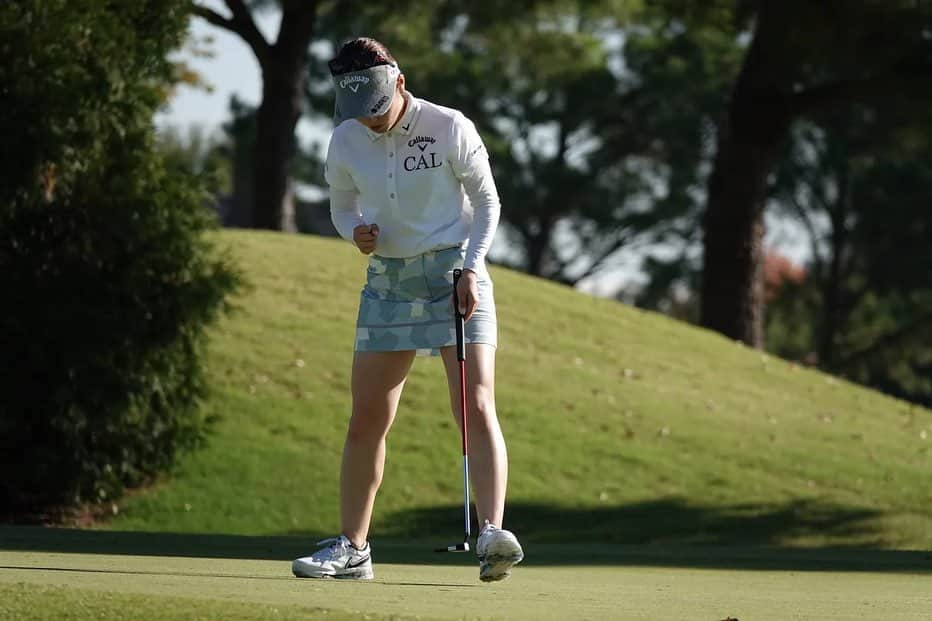 西村優菜さんのインスタグラム写真 - (西村優菜Instagram)「#WalmartNWAChampionship ⁡ T3 and my best finish on LPGA tour!!!🔥 Thank you all❤️ ⁡ アメリカでは初めての優勝争い。 2打差を追いかけてスタートしましたが、 思うようなゴルフはできず、悔しい気持ちが大きいです。 でも、最後まで諦めずにプレーできました！ 最後のバーディー本当に嬉しかったああ🫶🏼 ⁡ 初めてのTOP3、そしてシード当確🥹 今年の目標は 『 USLPGAのシード獲得 』だったので、 クリアできてホッとしている自分もいます。 ⁡ 皆さん、温かい応援を本当にありがとうございました💐 ここからは、『 最終戦出場 』そして 『 優勝 』目指して 精一杯頑張ります！ 引き続き応援よろしくお願いします☺︎ ⁡ ⁡」10月3日 0時24分 - yunapan_02