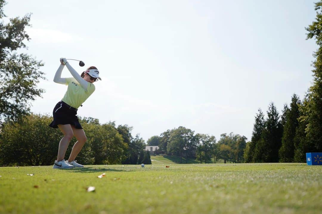 西村優菜さんのインスタグラム写真 - (西村優菜Instagram)「#WalmartNWAChampionship ⁡ T3 and my best finish on LPGA tour!!!🔥 Thank you all❤️ ⁡ アメリカでは初めての優勝争い。 2打差を追いかけてスタートしましたが、 思うようなゴルフはできず、悔しい気持ちが大きいです。 でも、最後まで諦めずにプレーできました！ 最後のバーディー本当に嬉しかったああ🫶🏼 ⁡ 初めてのTOP3、そしてシード当確🥹 今年の目標は 『 USLPGAのシード獲得 』だったので、 クリアできてホッとしている自分もいます。 ⁡ 皆さん、温かい応援を本当にありがとうございました💐 ここからは、『 最終戦出場 』そして 『 優勝 』目指して 精一杯頑張ります！ 引き続き応援よろしくお願いします☺︎ ⁡ ⁡」10月3日 0時24分 - yunapan_02