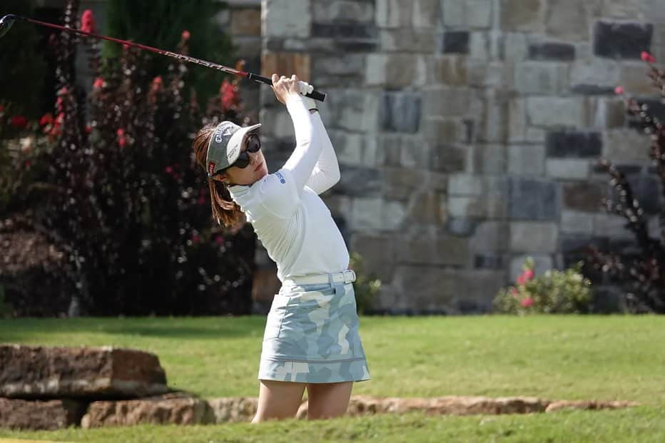 西村優菜さんのインスタグラム写真 - (西村優菜Instagram)「#WalmartNWAChampionship ⁡ T3 and my best finish on LPGA tour!!!🔥 Thank you all❤️ ⁡ アメリカでは初めての優勝争い。 2打差を追いかけてスタートしましたが、 思うようなゴルフはできず、悔しい気持ちが大きいです。 でも、最後まで諦めずにプレーできました！ 最後のバーディー本当に嬉しかったああ🫶🏼 ⁡ 初めてのTOP3、そしてシード当確🥹 今年の目標は 『 USLPGAのシード獲得 』だったので、 クリアできてホッとしている自分もいます。 ⁡ 皆さん、温かい応援を本当にありがとうございました💐 ここからは、『 最終戦出場 』そして 『 優勝 』目指して 精一杯頑張ります！ 引き続き応援よろしくお願いします☺︎ ⁡ ⁡」10月3日 0時24分 - yunapan_02