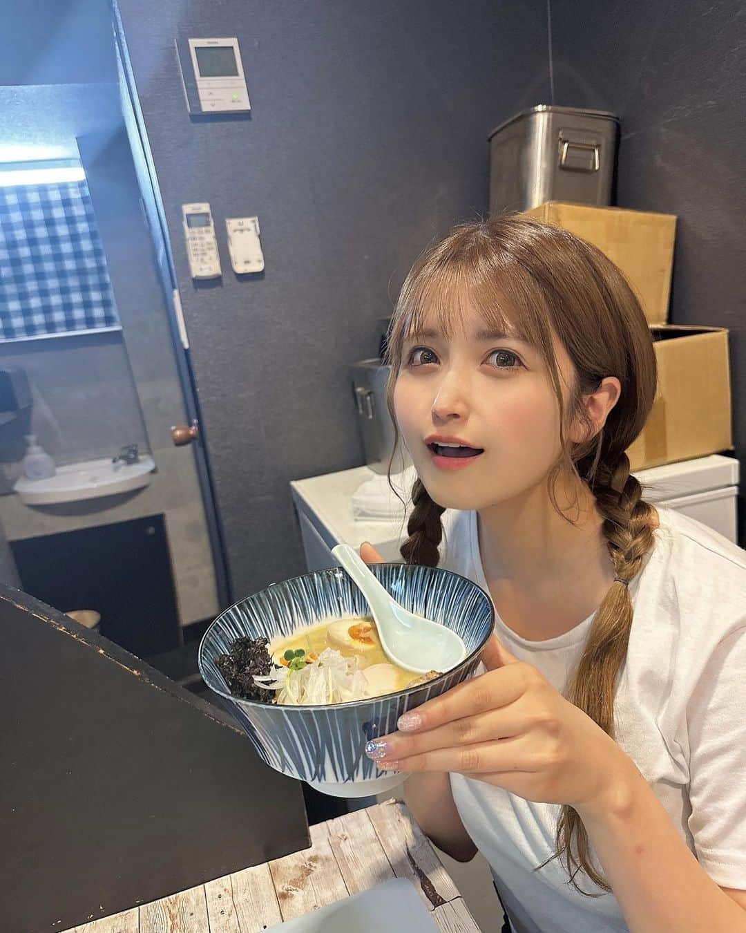 佐倉みきのインスタグラム：「大好きな牡蠣を求めに プチ遠足してきた🤤🦪🦪🦪  越谷駅から徒歩５分の #かき物語 🦪🍜 かき物語ラーメントッピング全のせ(こってり)  頂きました☺︎ 牡蠣の旨みたっぷりのスープが美味しすぎる… 牡蠣もぷりぷりだし、トッピングも 全乗せ大正解の贅沢なラーメンでした🤤  また行きたいな〜！ごちそうさまでした☺︎ 牡蠣好きな人ぜひ行ってみてほしいな☺️✨  PR @kakimonogatari #かき物語 #埼玉ラーメン #越谷ラーメン #越谷ランチ #越谷ディナー #越谷グルメ」