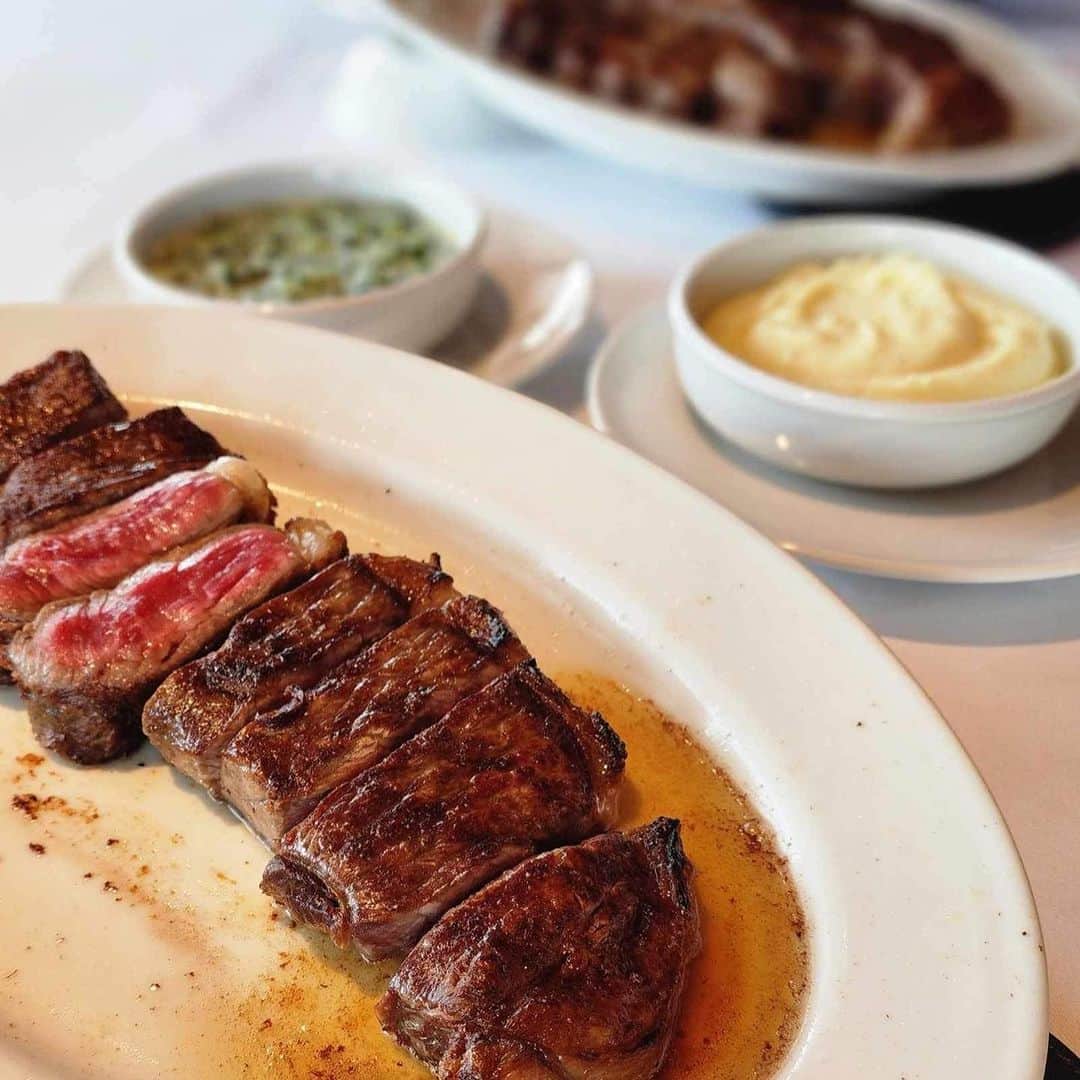 西寺郷太のインスタグラム：「肉マイスター田辺晋太郎君　@meat_meister_tanabe_shintaro から、「郷太さん、銀座でステーキ食べませんか？」とまるで俺がグルメかのようなお誘いが。  ↓ 10月4日（水）に「GRANBELL SQUARE」にてグランドオープンするステーキハウス「BEEF STEAK CLUB KIYO GINZA」  で、今日午後に試食会があるとのこと。ちょうどその時間１時間空いていたので銀座に電車で行って、お肉を頂いて帰る、という自分らしからぬ謎めいた行動をしてしまいました。  夕方からクルマに乗って出かける用事があったのでワインもおすすめされたのですが水で乾杯。謎シチュエーション！  とは言えさすが晋太郎君のお誘い！ありがとう！当然のように美味しかったです！お肉のことを別の食べ物に例えるのも変ですが、最後に頂いたヒレ肉は上質なチーズのような、アボカドのような食感でとろけて美味でした。  ビーフ最高！」