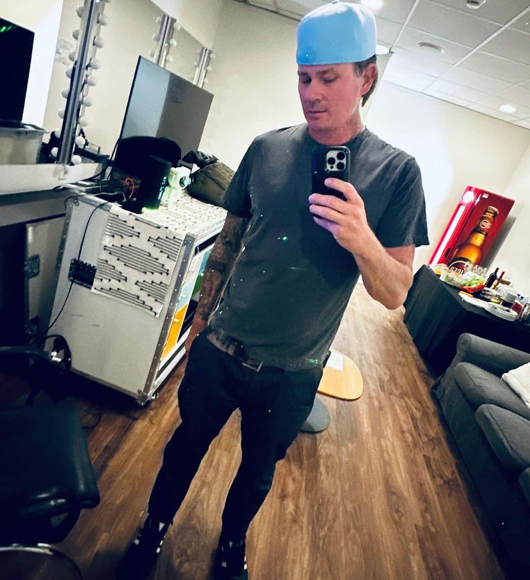 トム・デロングのインスタグラム：「Hello Portugal 🇵🇹 see u in a few hours 🤘🏼」