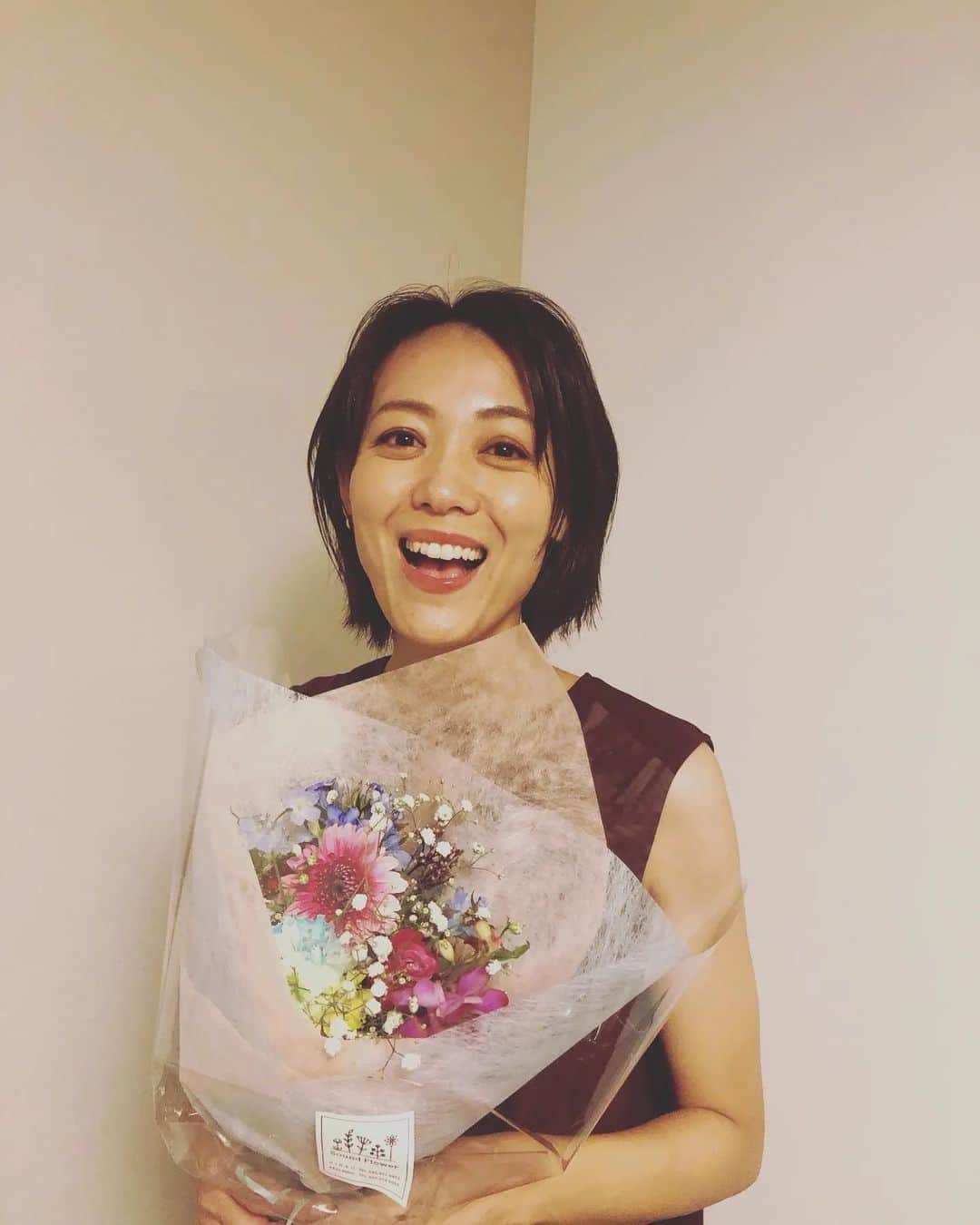 アースモデルスのインスタグラム：「#石田明穂   アースモデルス 石田明穗  ·  少し前ですが・・ 誕生日を迎えました🎂  おめでとうのメッセージを送ってくださった皆さま、 ありがとうございました💛  節目の年で いろいろ考えたり悩むこともあるし、 自分の身体の変化も感じる事もあるけれど、  モデルの仕事を今もこうやって続けて来れたこと、  キッズヨガに出会い新たな世界を知れたこと、  家族が健康でいられること、  幸せだなぁと改めて思います。  誕生日と結婚記念日が近いので、結婚記念日のお祝い🥂も一緒にしました。 12周年！早いなぁ。  息子からは、お手紙と写真立てとniksenというオランダのリラックス法にハマってる息子から、 手作りniksenチケット🤣💛  このチケットを使えば、 ママはなーんにもしなくて良いそうです🙌😁 イェーイ！  健康に気をつけて！ ワクワクを忘れずに！ 毎日を楽しんでいこうと思います😊  これからもよろしくお願いします！  #誕生日 #結婚記念日 #お祝い Reposted from @akiho_ishinomichi_ha  #モデル #イアラ #イアラモデルエージェンシー #イアラモデルス #イアラグレース #アースモデルス #アネラ #モデルエージェンシー #モデル事務所 #モデル募集 #ファッション #ファッションモデル #model #iaramodelagency #青山 #表参道 #外苑前」