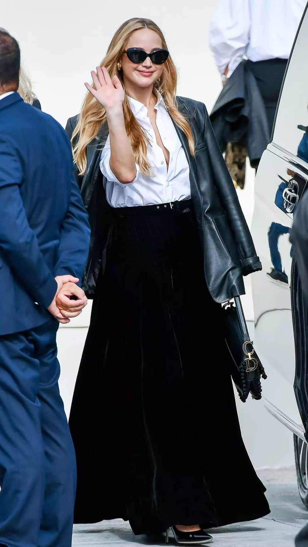 オリバーピープルズのインスタグラム：「#JenniferLawrence wears 1968C from the @khaite_ny #OliverPeoples collection in Paris.」