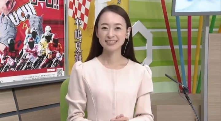 瞳ゆゆのインスタグラム：「川口オート開催3日目🏍️ 中日でした😊  今日もチョコ何個食べたかな💦 6時間半の生中継では、糖分補給が欠かせません。  9/30-10/4 デイレース  #川口オート #オートレース #アナウンサー #宝塚og」