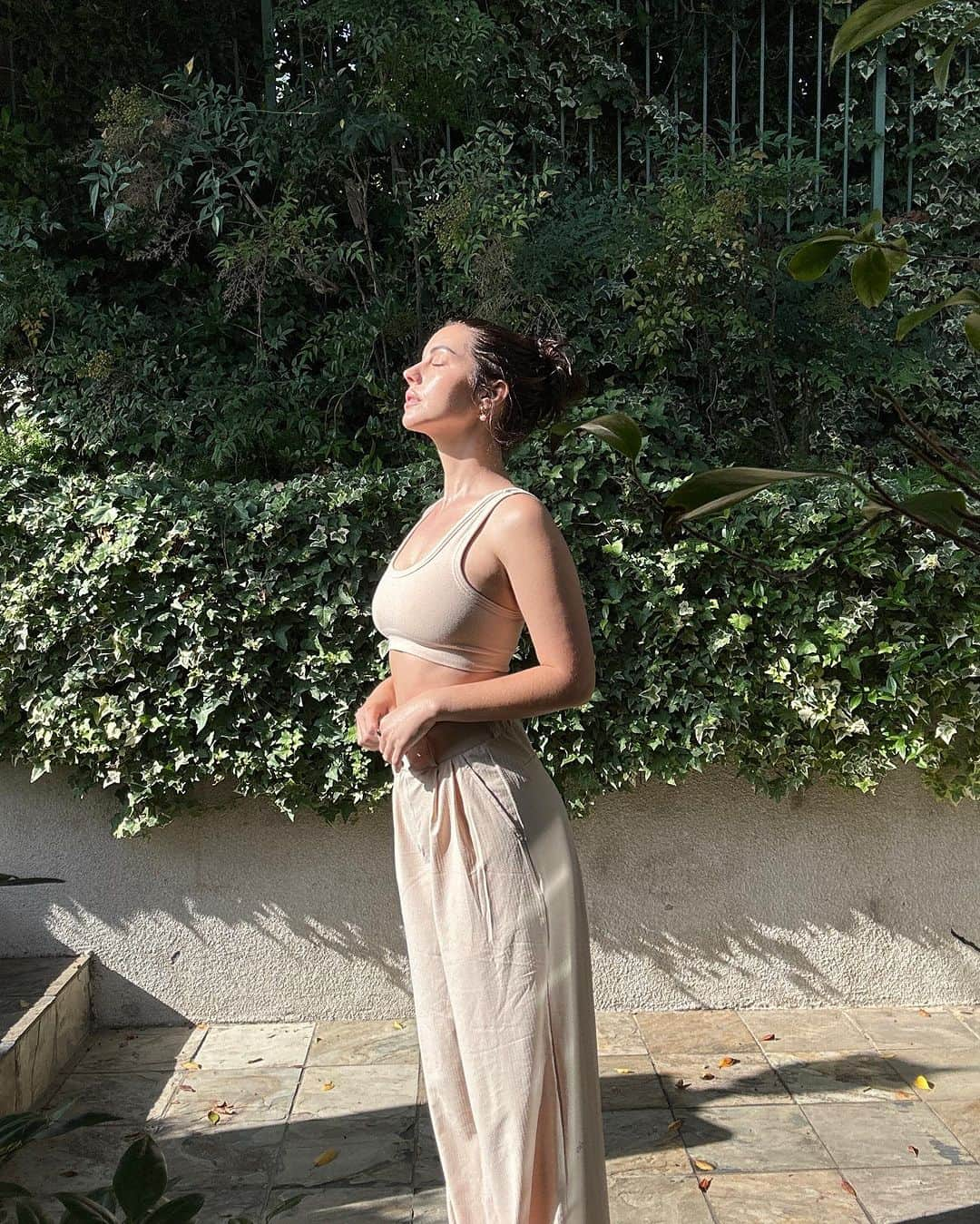 アデレード・ケインさんのインスタグラム写真 - (アデレード・ケインInstagram)「Morning sun 🌞 @aloyoga #alopartner」10月3日 0時35分 - adelaidekane