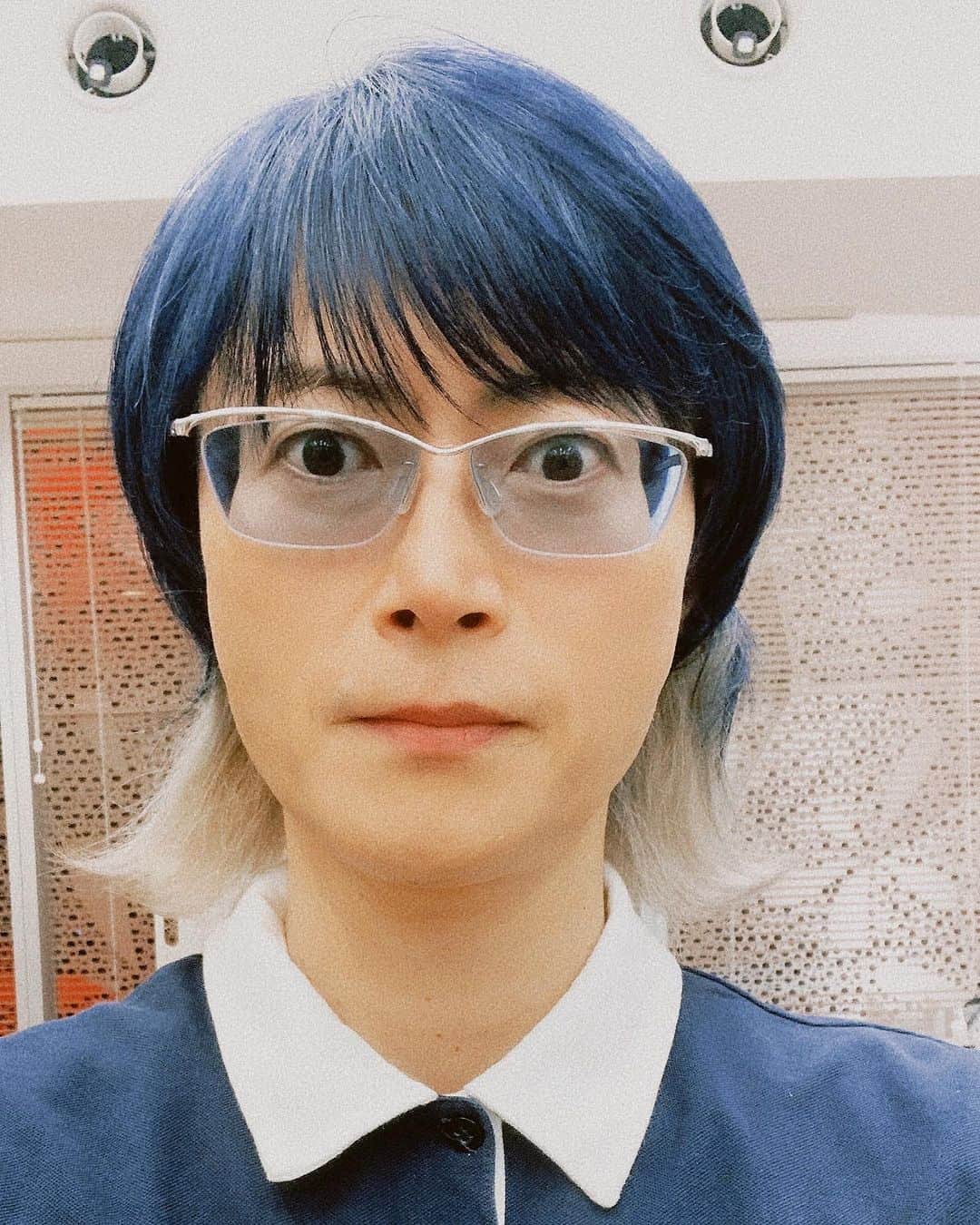 頼朝のインスタグラム：「ブルーブラックに グレーホワイトのアクセントに しました^ - ^ #歌舞伎町 #ホスト #アンチエイジング効果  #黒髪 #ブルーブラック」