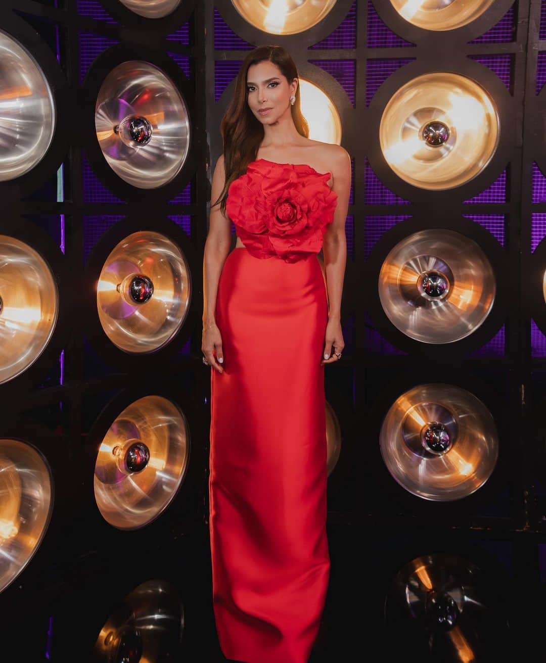 ロゼリン・サンチェスのインスタグラム：「Rojo que te quiero rojo! In love with my @jeancintron skirt and top!  Y feliz porque es puertorriqueño y con un talento inmenso para la moda!   Hope everybody enjoyed the first Gala of #MiraQuienBaila La Revancha last night ❤️  Stylist: @gabyrougestyle  Glam: @geraldstylist  Photos: @photomanzanilla  Jewelry: @wishfinejewelry」