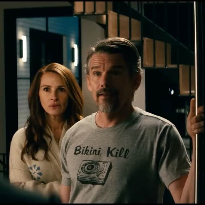 ハリウッド・リポーターのインスタグラム：「Netflix released the trailer for the cyberattack thriller 'Leave the World Behind,' starring #JuliaRoberts, #MahershalaAli, #Myhala, #EthanHawke, and #KevinBacon. The film produced by #BarackObama and #MichelleObama, will reach select theaters Nov. 22, ahead of a streaming debut on Netflix on Dec. 8. Head to the link in bio for more details.」