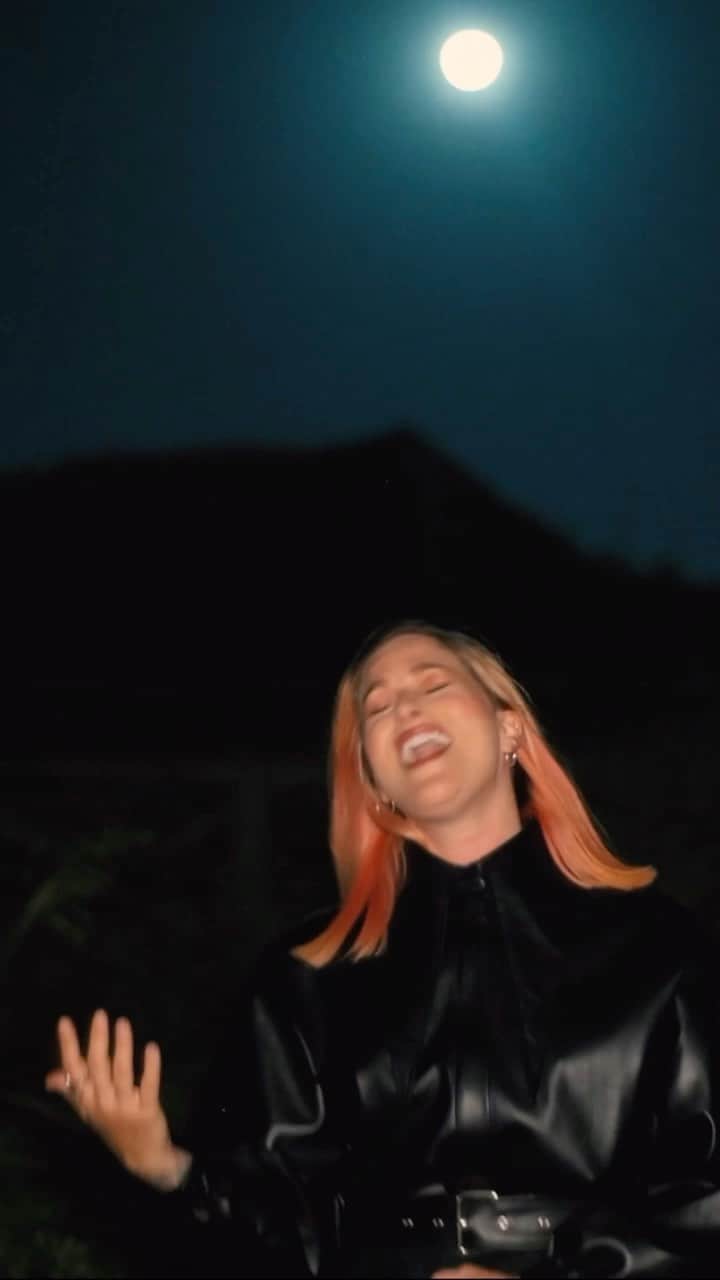 キャサディー・ポープのインスタグラム：「“Wasting All These Tears (Cassadee’s Version)” comes out October 13th! With this year being this song’s tenth anniversary, it only felt fitting to give it a revamp. So excited for you to hear this!」