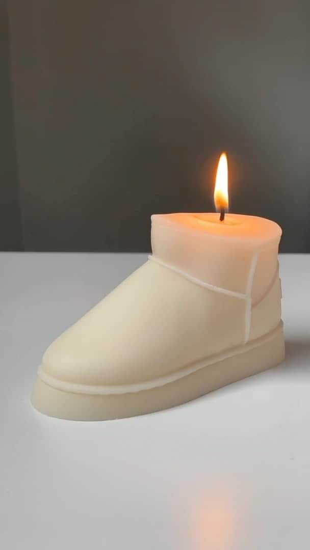 アグのインスタグラム：「Here’s a vibe: a Classic Ultra Mini candle. 🕯️  🎥: @saintpastels   #UGG #UggSeason #UggBoots」