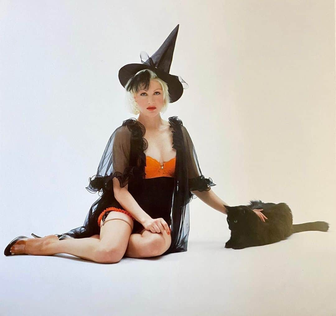 シンディ・ローパーさんのインスタグラム写真 - (シンディ・ローパーInstagram)「Boo 🎃🐈‍⬛」10月3日 0時51分 - cyndilauper