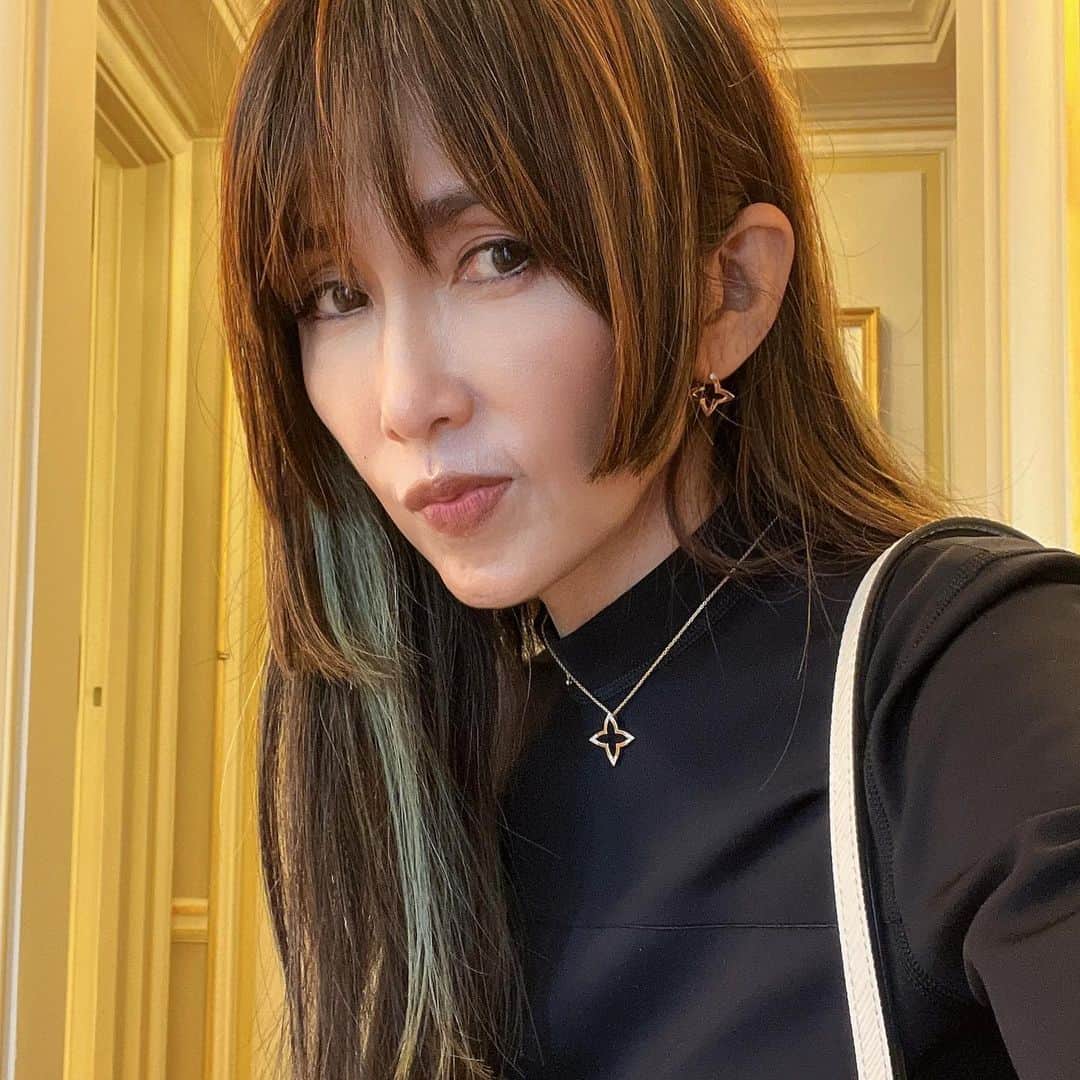 工藤静香さんのインスタグラム写真 - (工藤静香Instagram)「2024 春　夏　コレクション   風を感じるようなしなやかさと、芯のある強さもあり、 とても素晴らしいshowでした✨  Thank you @louisvuitton @nicolasghesquiere」10月3日 0時55分 - kudo_shizuka