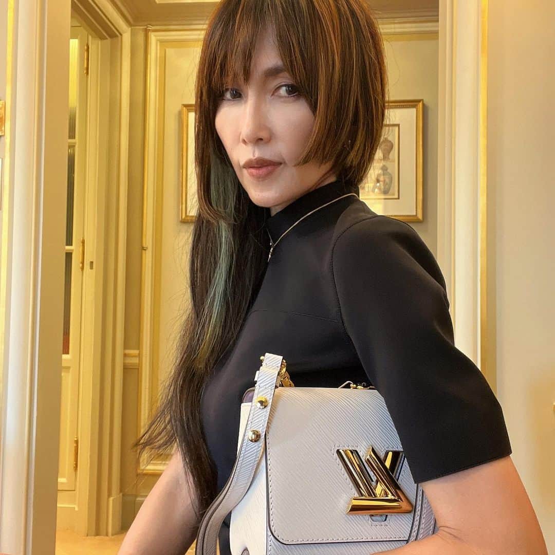 工藤静香さんのインスタグラム写真 - (工藤静香Instagram)「2024 春　夏　コレクション   風を感じるようなしなやかさと、芯のある強さもあり、 とても素晴らしいshowでした✨  Thank you @louisvuitton @nicolasghesquiere」10月3日 0時55分 - kudo_shizuka