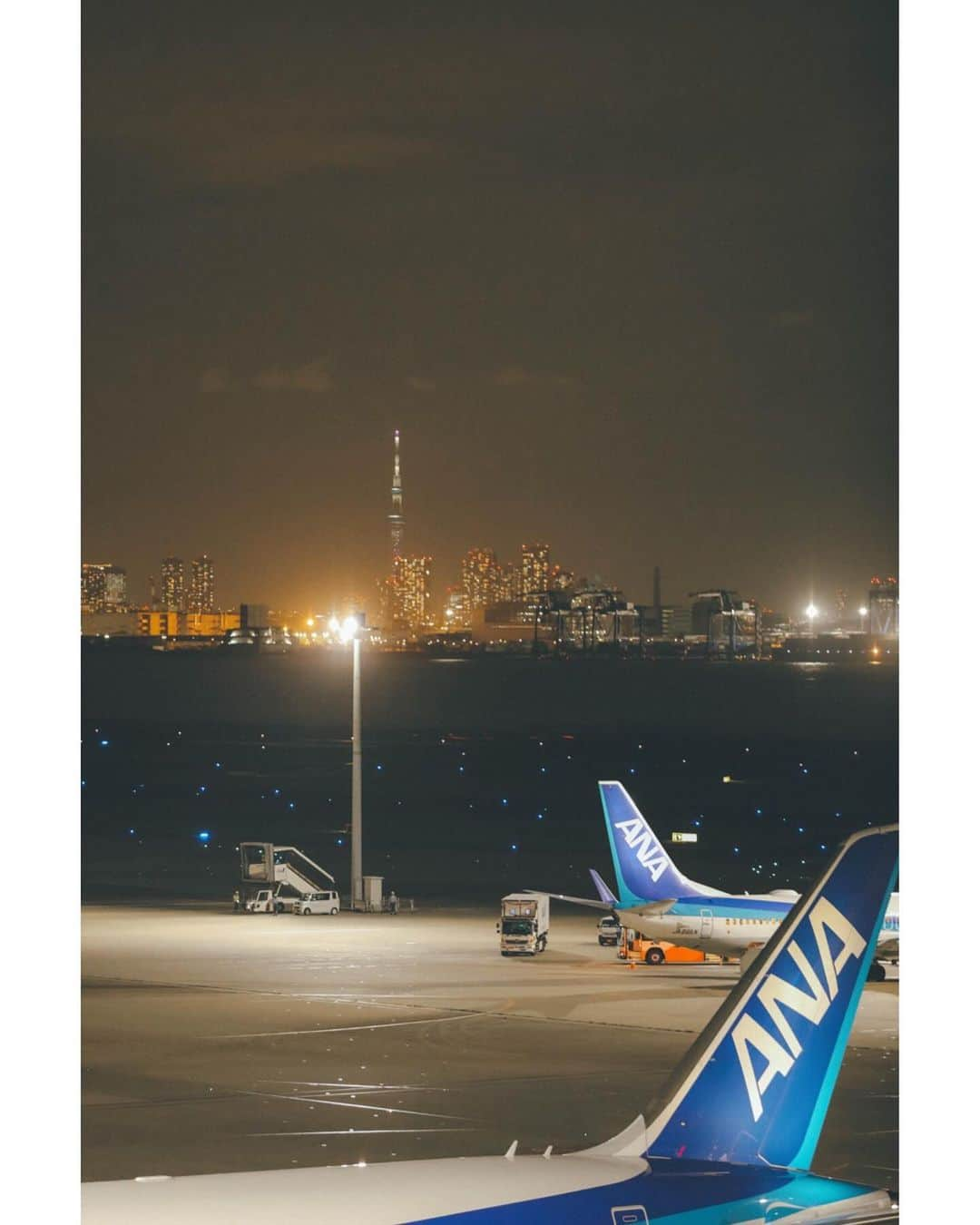 久林紘子さんのインスタグラム写真 - (久林紘子Instagram)「お初の中秋の名月＆飛行機撮影🌕✈️ ⁡ 今年は中秋の名月と満月が重なるタイミング✨ (次は7年後👀) ⁡ ⁡ ⁡ 𝗔𝗯𝗼𝘂𝘁 𝗣𝗶𝗰𝟬𝟰＆𝟬𝟲 “月丼“ _____________________ 月が昇り始めの方が月が大きいので狙いやすいのだけど、、この日は曇で、地平線上の雲が厚くて月が見え出したのが途中からだったので、月丼撮影はそこからの時間勝負⏳ そして飛行機の経路によって、必ずしも月の前や上下を通らない。 しかも月がある程度の高さまで行ってしまうと飛行区域でなくなってしまうので、月が昇り始めてから飛行範囲までも勝負💪 ⁡ この日は午後から南風だったそうで月丼が撮れたのですが、もし北風だったら飛行機の離陸の向きが逆になるので飛行機と月を絡めて撮ることができなかったそう。(羽田空港第一ターミナルの場合) ⁡ そんな奇跡的条件も重なり、 フライトレーダーを聞きながら色々とアドバイスしてくださった周りの方々のお陰もあり、 月丼を撮ることができました📸🤍 ⁡ 飛行機も動く、月も動いていくので難しかった〜🫨 ⁡ 自分一人だったら絶対、羽田空港にまで撮りに行かないし、飛行機写真にも無縁だったので 強制的に自分の専門外の環境に身を置いてみることは、全く関係なさそうでいて、実はすごく大事だな💡と改めて。 ⁡ 一見関係なさそうな学びの積み重ねが、スタイリングや物撮り写真の表現に厚みを増してくれると信じて、日々精進デス🫡 ＿＿＿＿＿＿＿＿＿＿＿＿＿＿＿ #月丼 #中秋の名月 #十五夜の月 #飛行機撮影 #羽田空港 #エクステンダー欲しい#canoneos5dmarkiv #canon70200f28 #shotoncanon5dmarkiv #hanedainternationalairport」10月3日 6時00分 - rohicocco