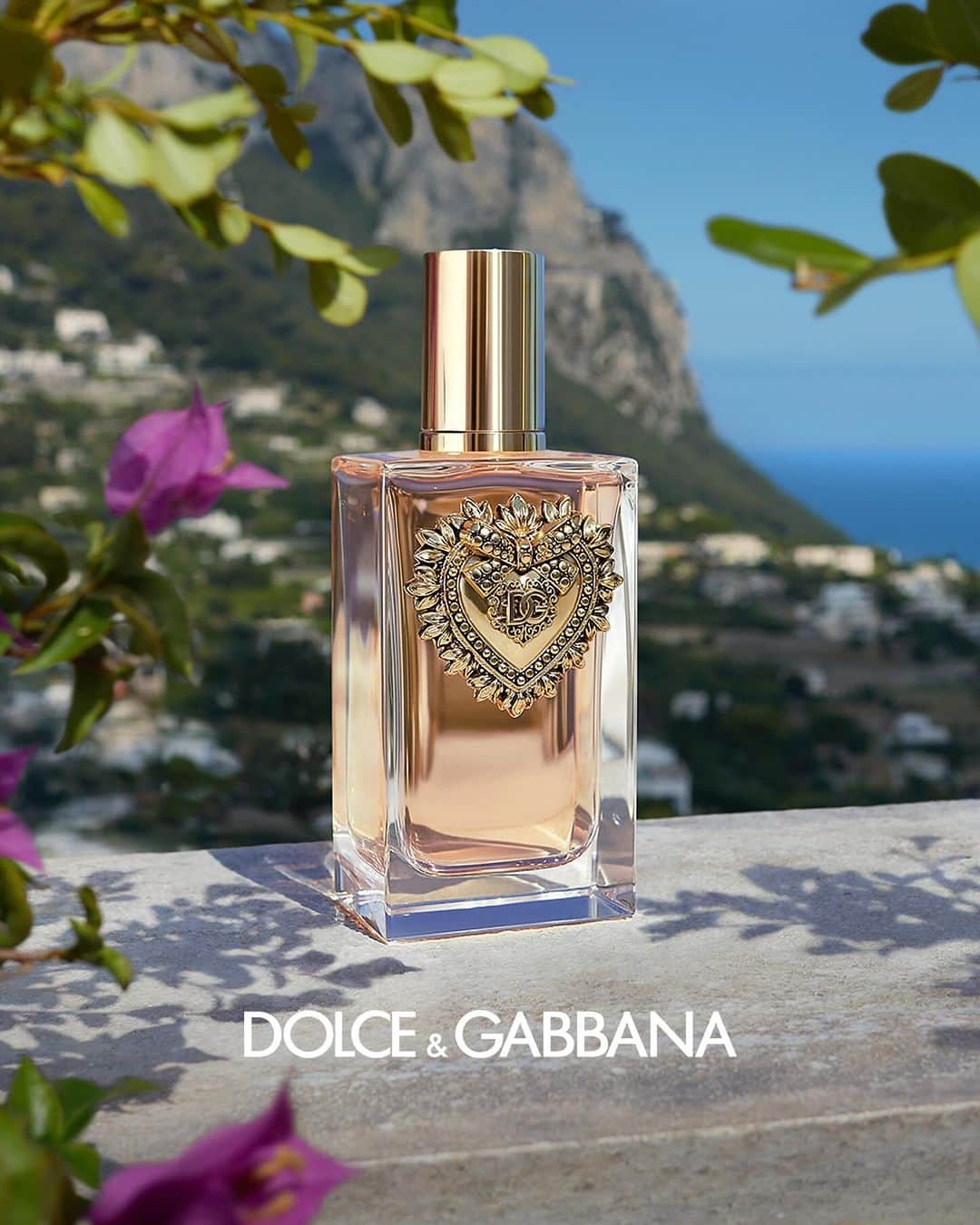 ドルチェ&ガッバーナさんのインスタグラム写真 - (ドルチェ&ガッバーナInstagram)「DEVOTION  Uncover the tantalizing delectable notes of the new bright gourmand fragrance by #DolceGabbana.   Discover more at the link in bio.  #DGBeauty #DGDevotion #MadeinItaly」10月3日 1時00分 - dolcegabbana