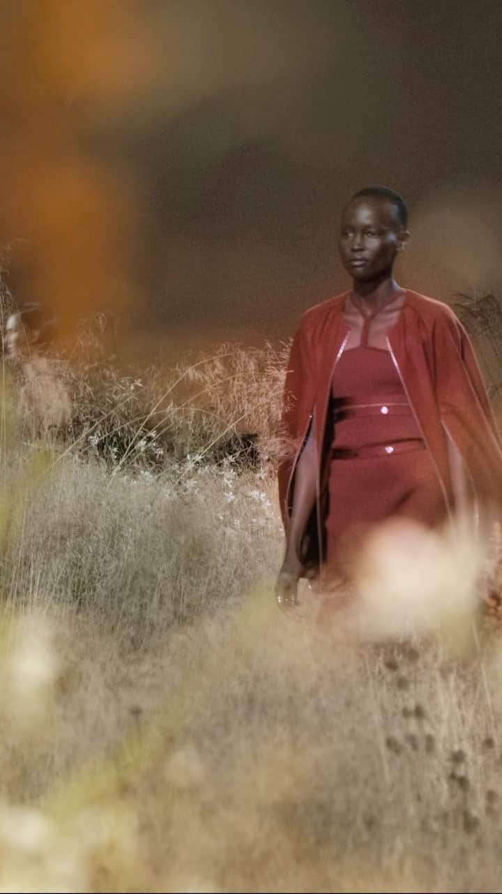 エルメスのインスタグラム：「Dialogue between fabrics and shades. In the freshness of a meadow, spring is turning to summer. Sensual, contemporary silhouettes slip through tall grasses, accentuate the contours of the body, and are set in motion.  Women’s spring-summer 2024 runway show, collection created by Nadège Vanhée.  Watch the replay of the show with the link in bio.    #SpringSummer2024 #ParisFashionWeek #PFW #HermesFemme #Hermes」