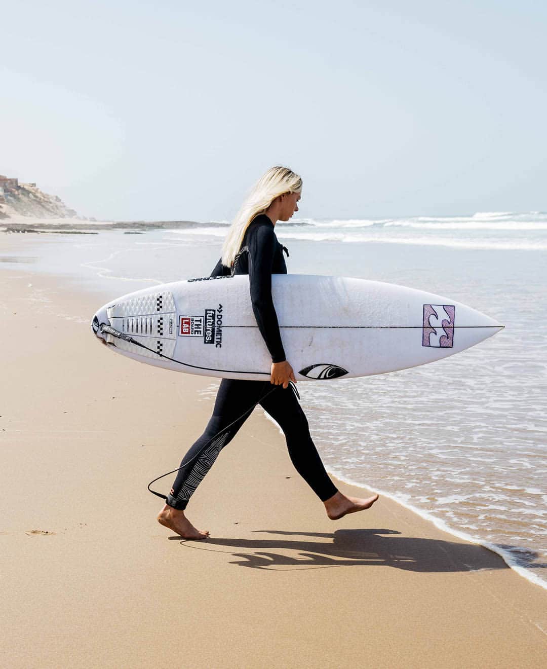 BILLABONG WOMENSさんのインスタグラム写真 - (BILLABONG WOMENSInstagram)「Going down was fine, but coming back in was A MISSION. Always worth it to get to the waves. Shop all new Recycler Graphene wetsuits! #BillabongAdventureDivison」10月3日 1時00分 - billabongwomens