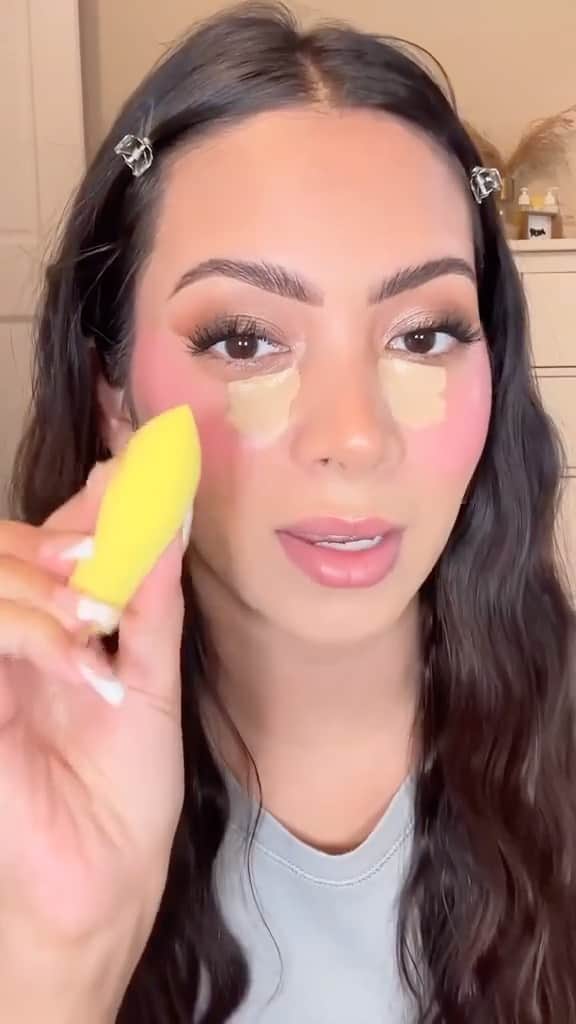 Real Techniquesのインスタグラム：「Our pick for technique of the week goes to @ambervcruz + under blushing 👏  Get your softest, brightest under-eyes yet pairing the Miracle Concealer Sponge + 217 Expert Edge.」