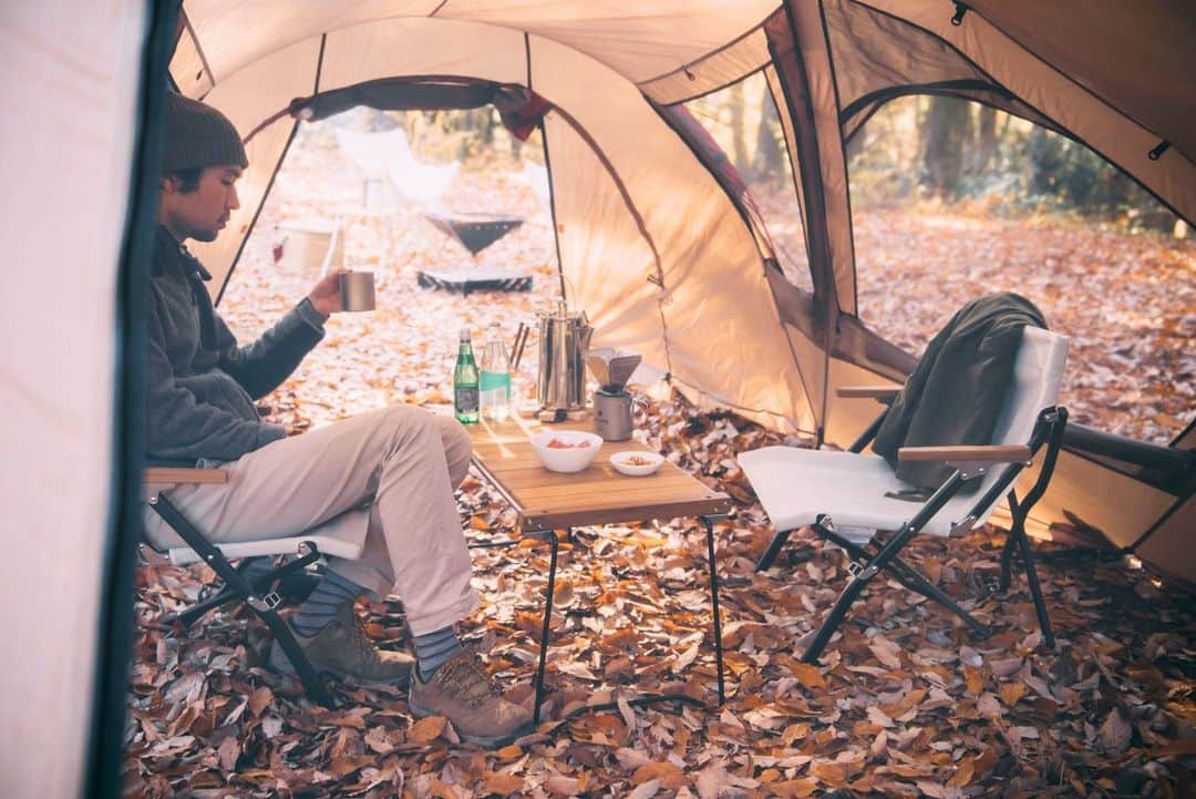 Snow Peak USAさんのインスタグラム写真 - (Snow Peak USAInstagram)「Savoring a morning coffee with fall leaves underfoot. Create a relaxing setup with the Luxury Low Beach Chairs and a low IGT table like the IGT Slim.   #snowpeakusa #camping #campinggear #fallcamping #autumncamping」10月3日 1時02分 - snowpeakusa