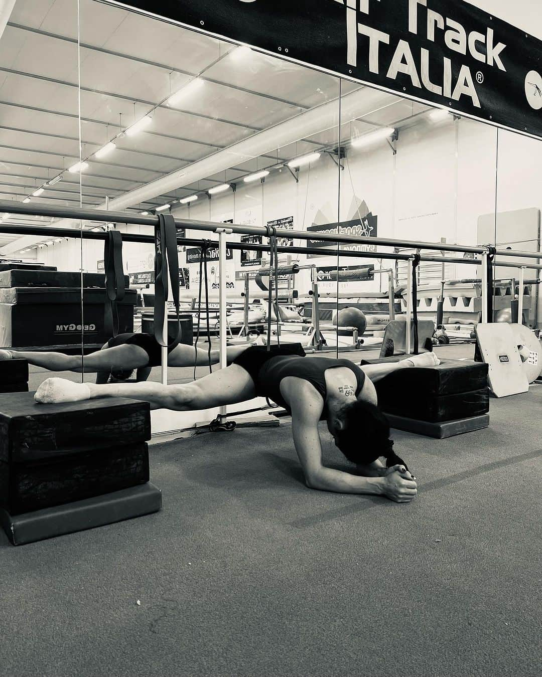 バネッサ・フェラーリのインスタグラム：「Nel mio percorso non conosco scorciatoie, testa bassa e avanti!❤️‍🔥 ⛰️🌋🏔️  #gym #gymnastics #VanessaFerrari」