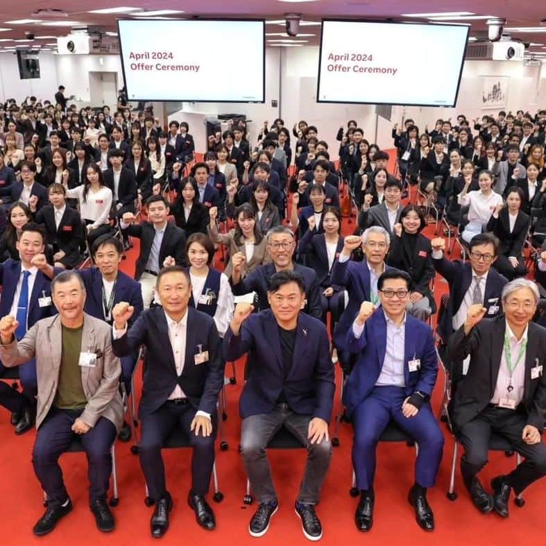 三木谷浩史さんのインスタグラム写真 - (三木谷浩史Instagram)「Offering ceremony for New grads 2024. 楽天内定式　来年まで待てるねー」10月3日 1時09分 - hiroshi.mikitani