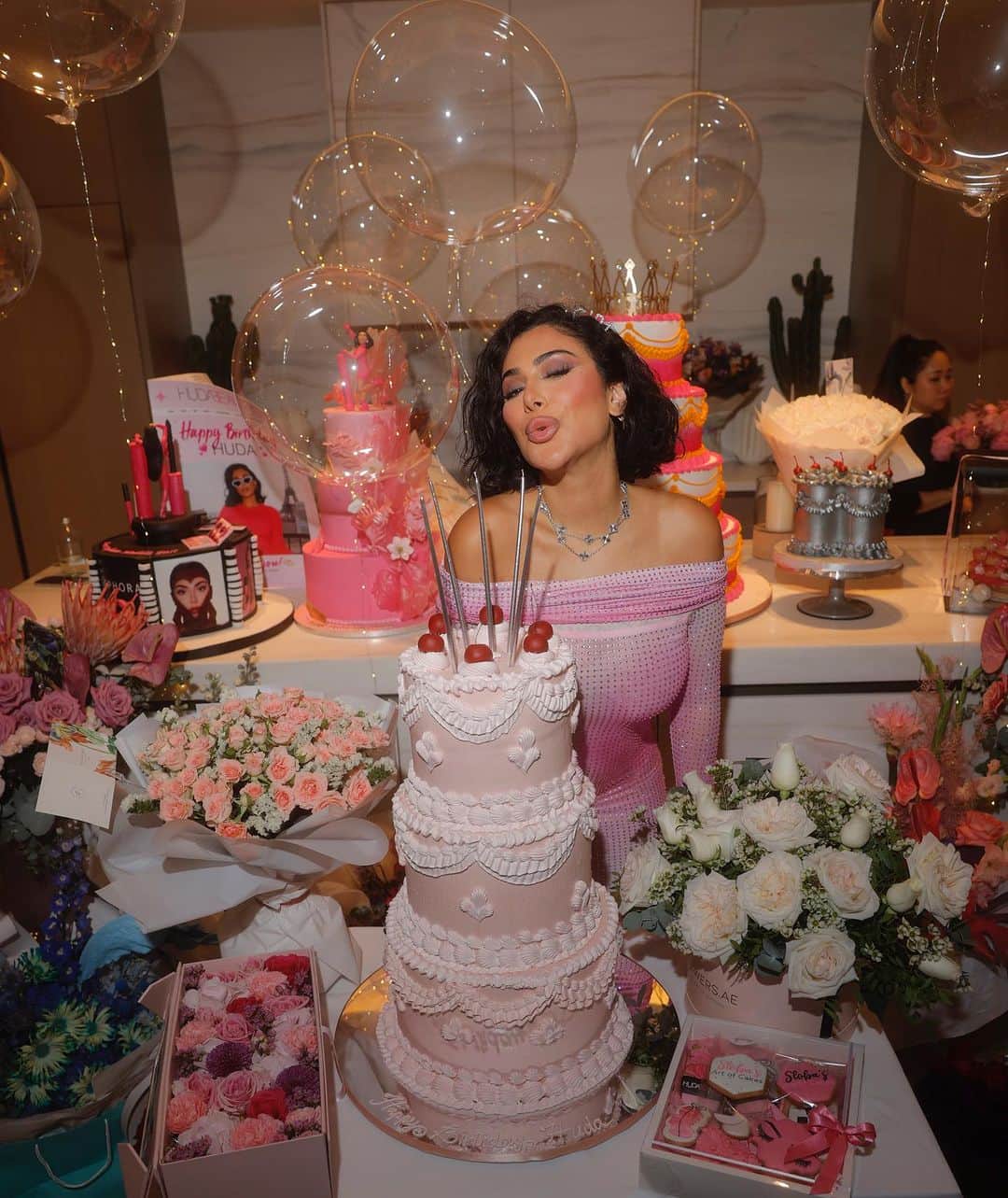 Huda Kattanのインスタグラム：「It’s my birthday! I turned 40 🎉💃🏻 I’m officially a grown up! Thank you for all my sweet bday messages! Love you all ❤️❤️」
