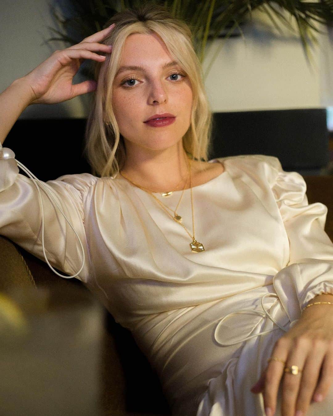 Estée Lalondeのインスタグラム：「This @daisylondon look from 5 years ago is giving my bridal inspo 👰🏼 #esteelalondeXdaisy   What kind of wedding dresses should I try on? 😍🥹  Styled by @flossiesaunders  Beauty by @scarlett_burton  Photos by @lauraallardfleischl」