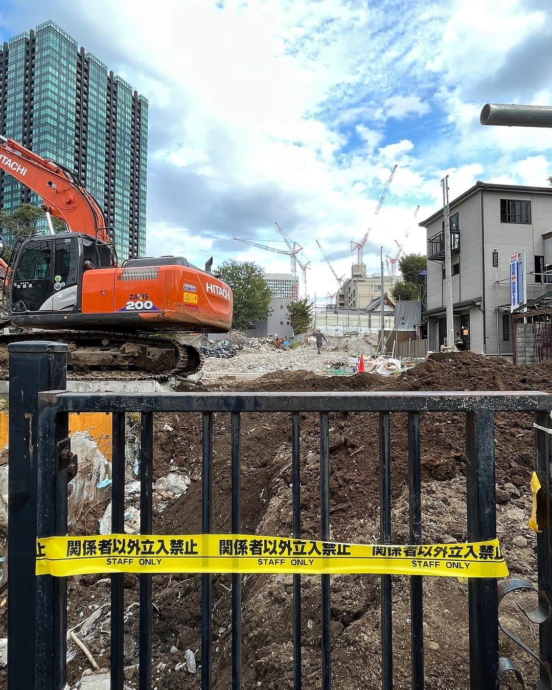 森井ユカのインスタグラム：「消えゆく町。（三田小山町西地区第一種市街地再開発事業）  This is a vanishing town. (Mita, Minato-ku, Tokyo)」