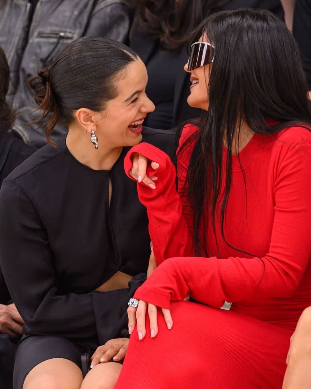 ELLE DKのインスタグラム：「Få har udvist så meget friendship goals som #Rosalia og #KylieJenner under modeugen i Paris. Her sad de flere gange på første række sammen og fik for alvor modefotograferne til at blitze - Ikke mindst på grund af stjernernes stærke looks. Se mere af powerduoens stil via link i bio, og bliv klogere på deres venskab.   Foto: Foto: Zabulon Laurent/Abaca/Ritzau Scanpix」